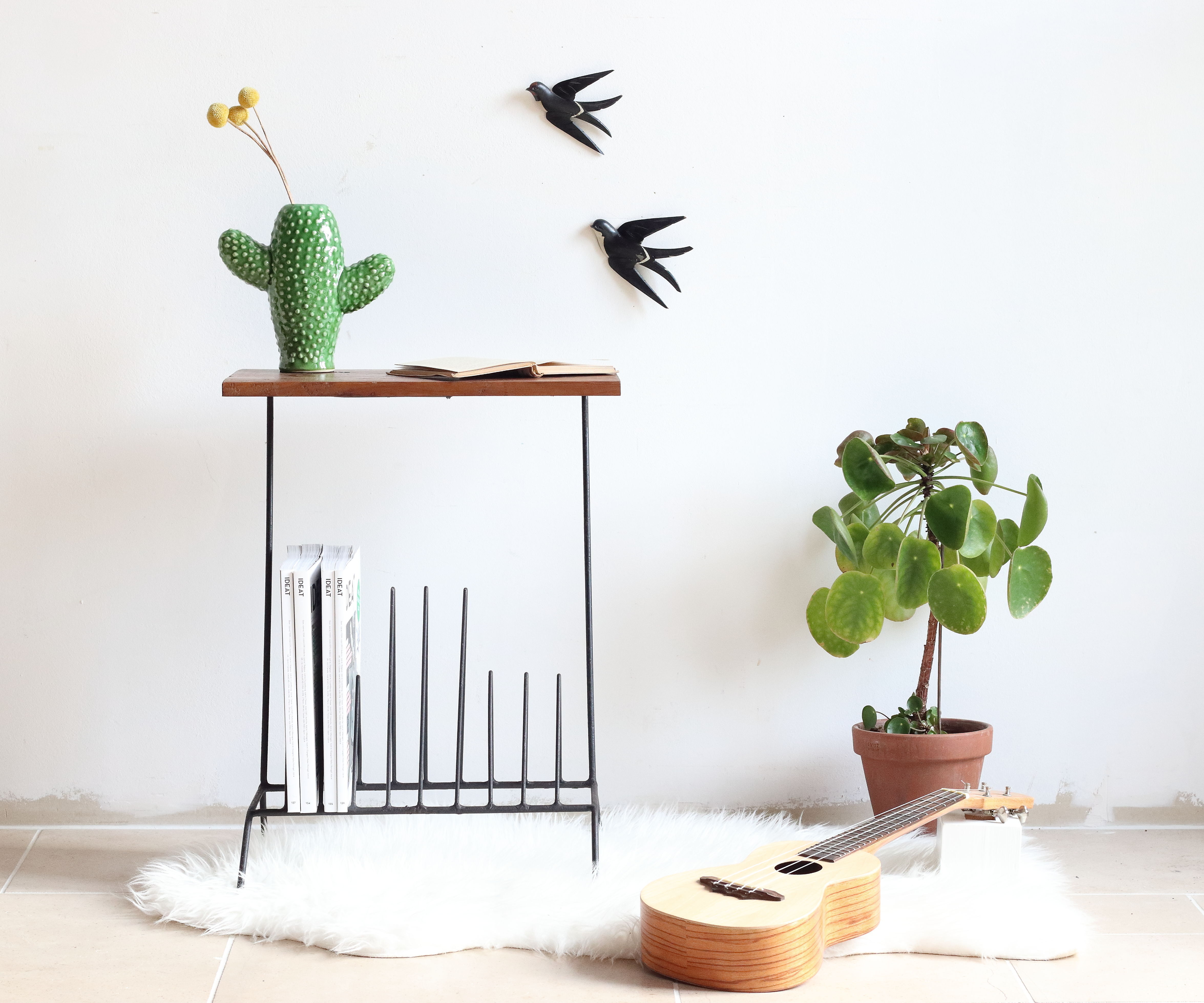 Guerin store vinyls in black metal and wood