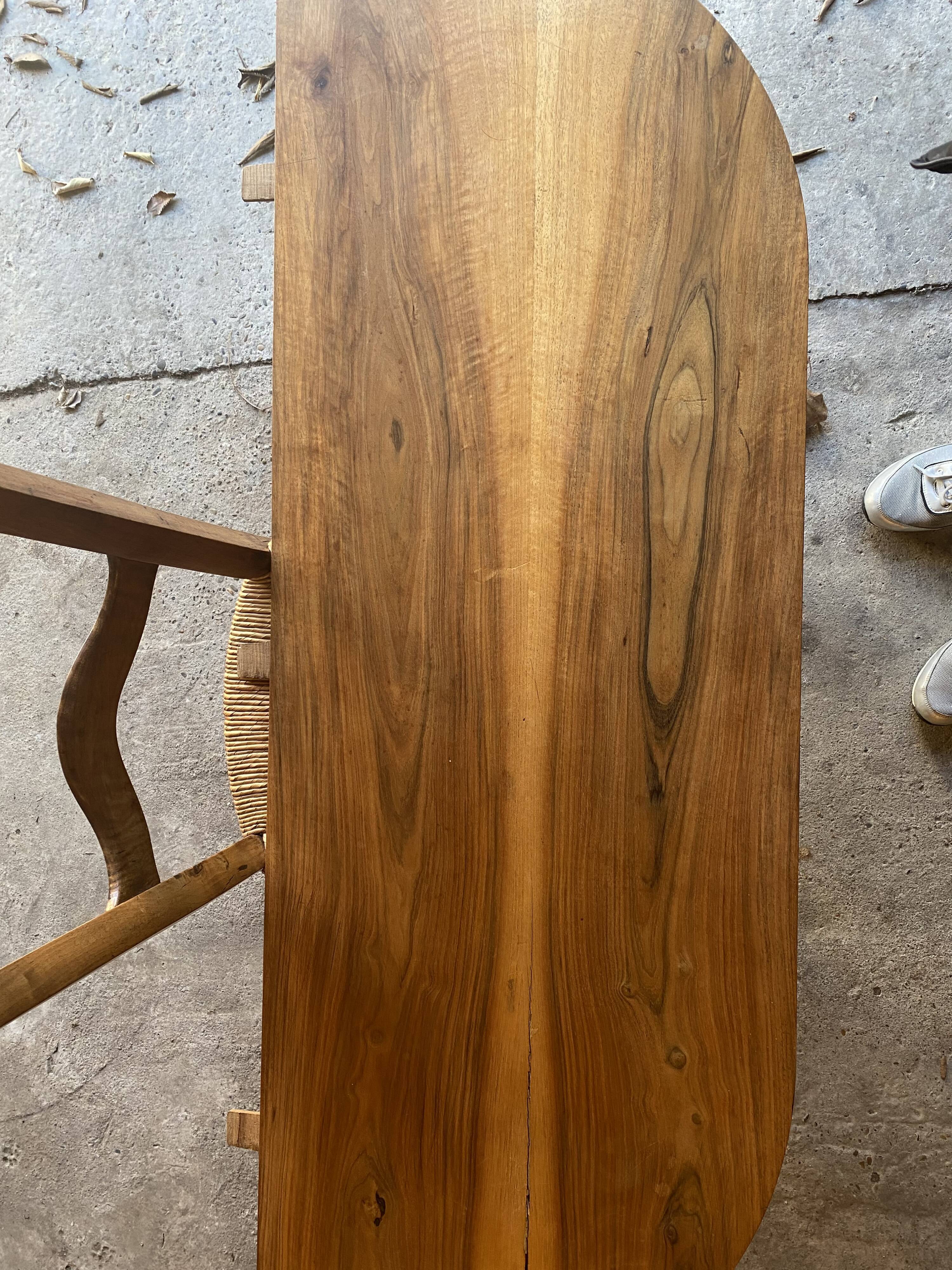 Table ancienne en noyer massif