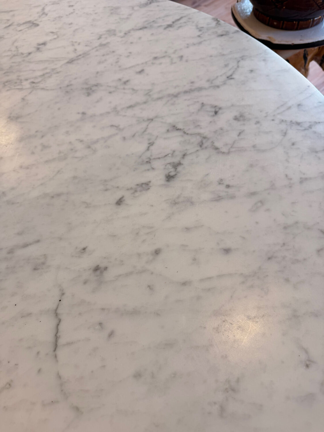 Grande table tulipe années 60, plateau en marbre de Carrare