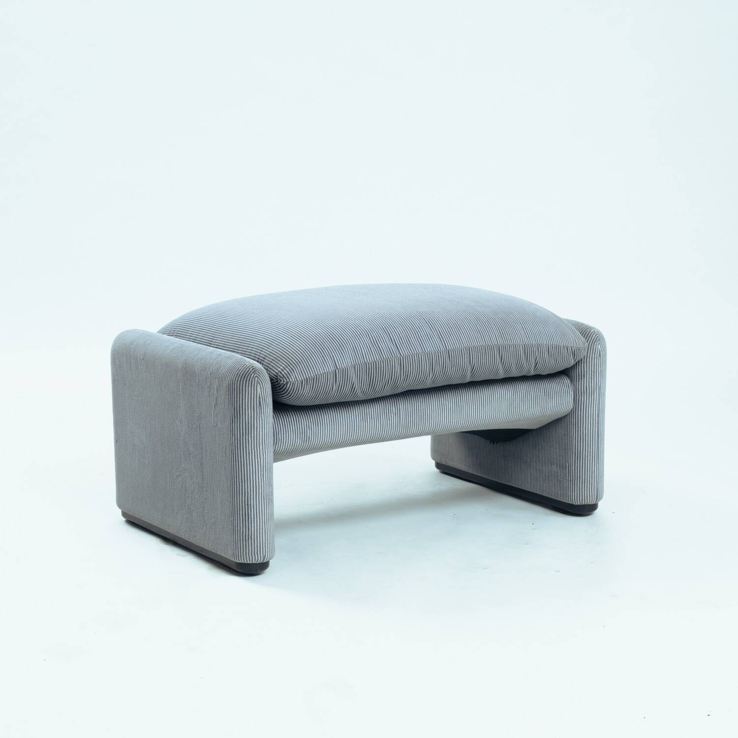 Fauteuil et ottoman Maralunga Vico Magistretti par Cassina, 1990