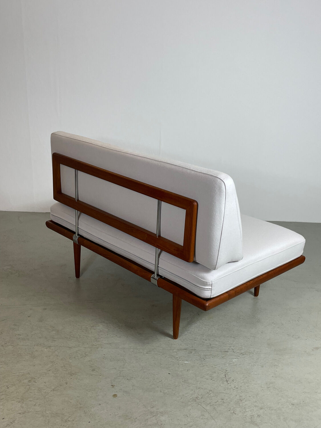 MidCentury 2-seater Model Minerva by Hvidt & Mølgaard