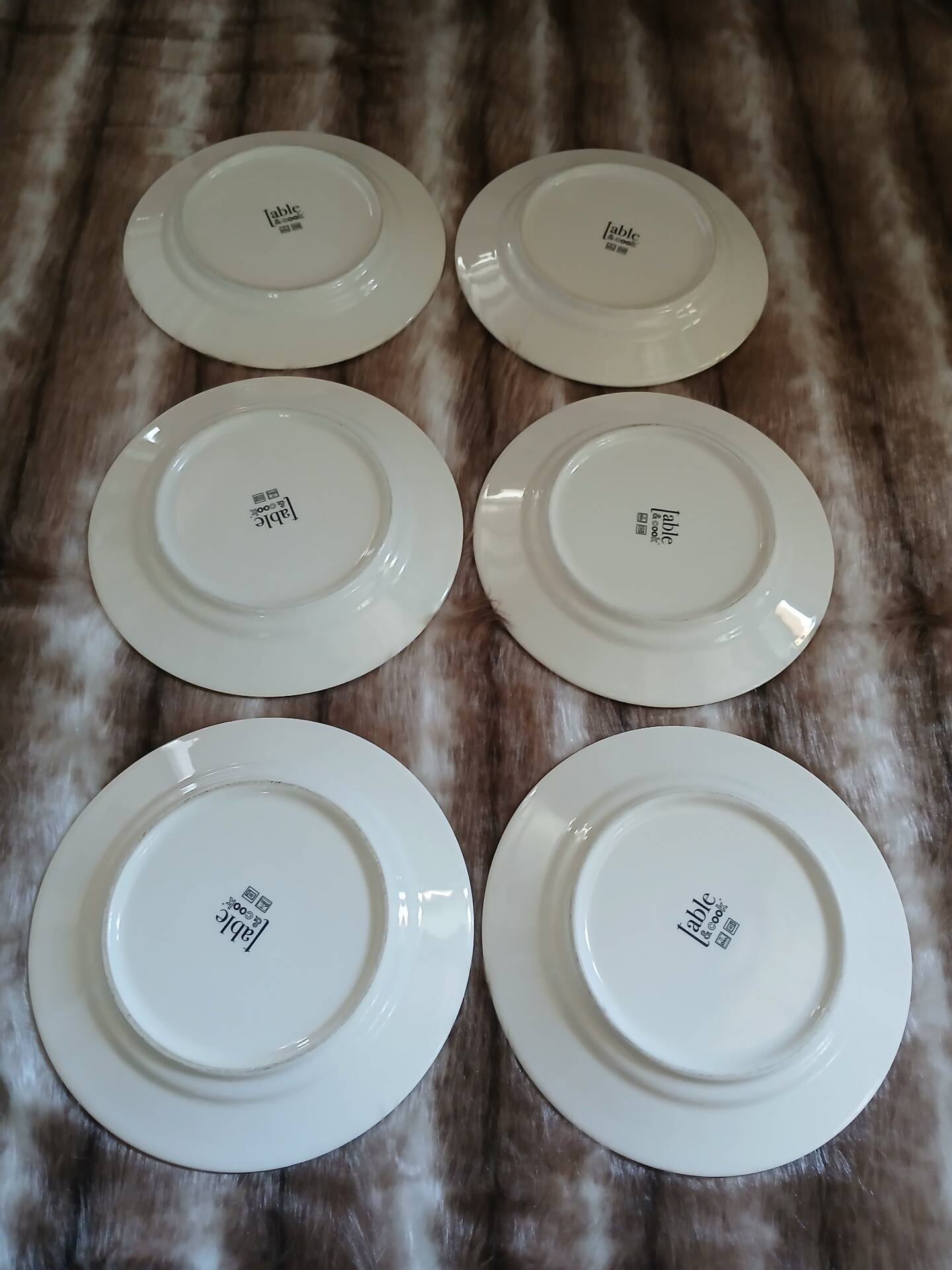 6 checked dinner plates