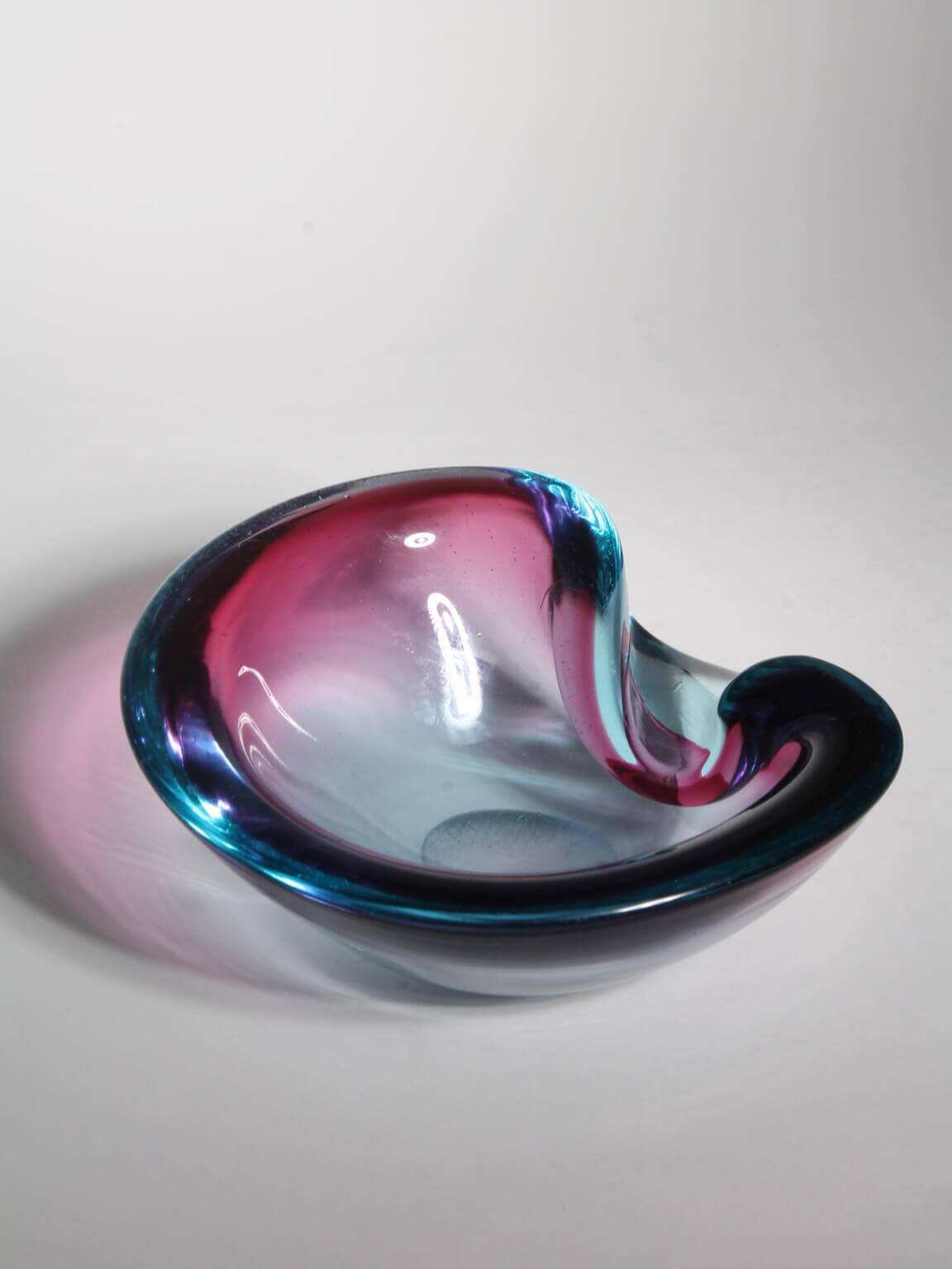 Bol en verre "Sommerso" rose et bleu de Murano par Flavio Poli, années 1960, Italie