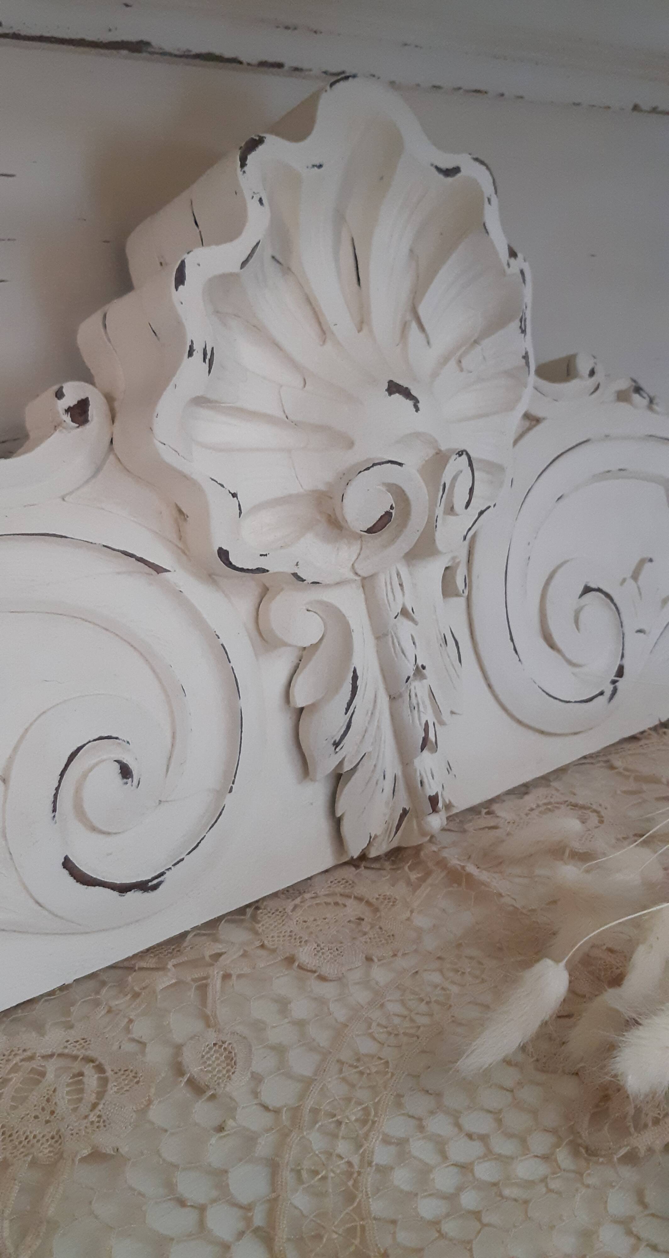 Wooden pediment patinated in chalk