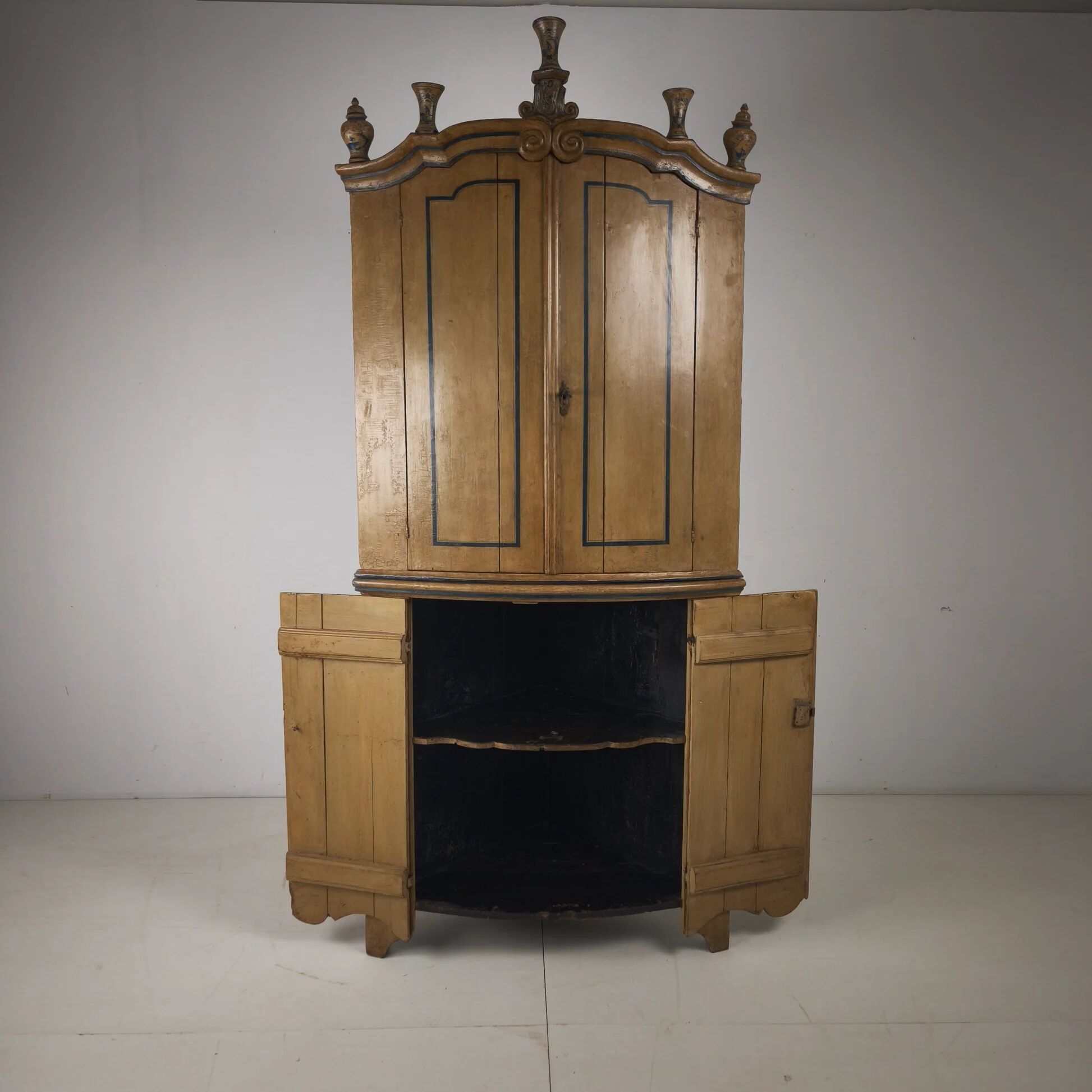 18th century Dutch witwerk cabinet with original key & faux Delft decoration