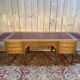 Bureau plat double de style Louis XVI en acajou à 8 pieds