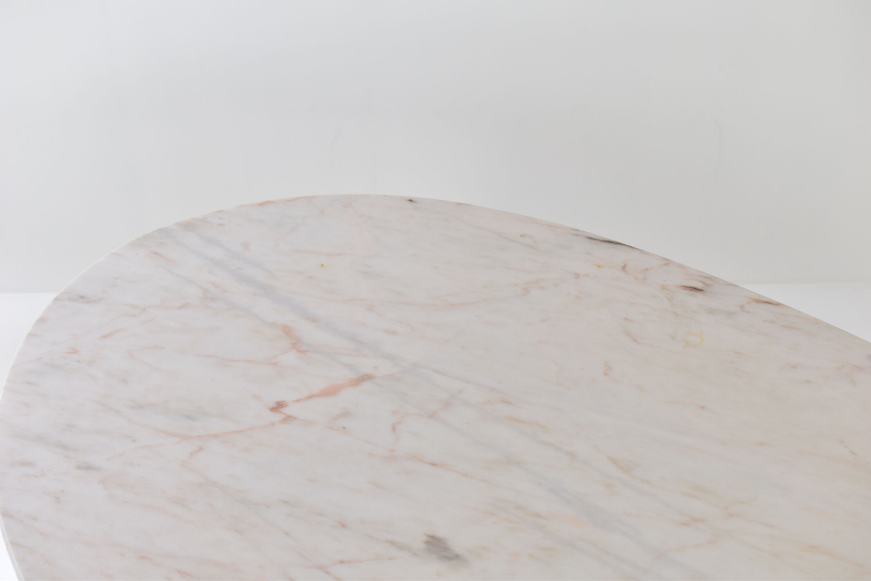 Mid century modern oval dining table in marble from Italy, 1980’s.