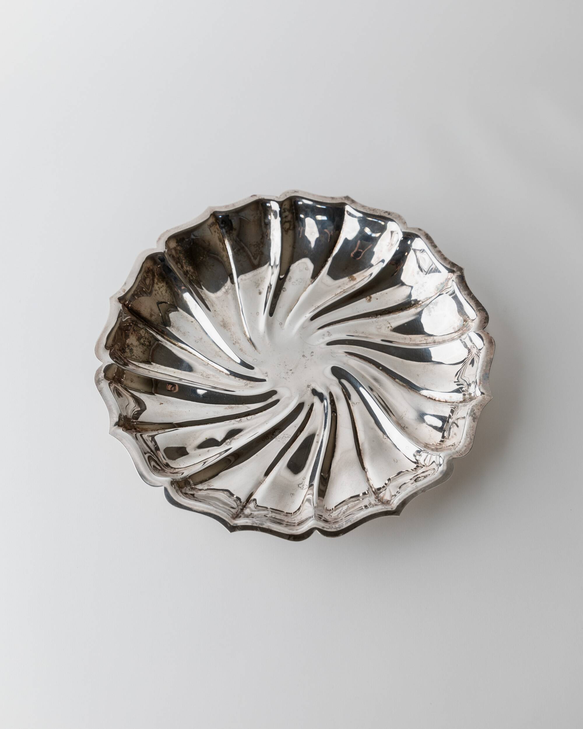 Bol ou assiette en argent vintage des années 1960, ronde, motif en spirale.