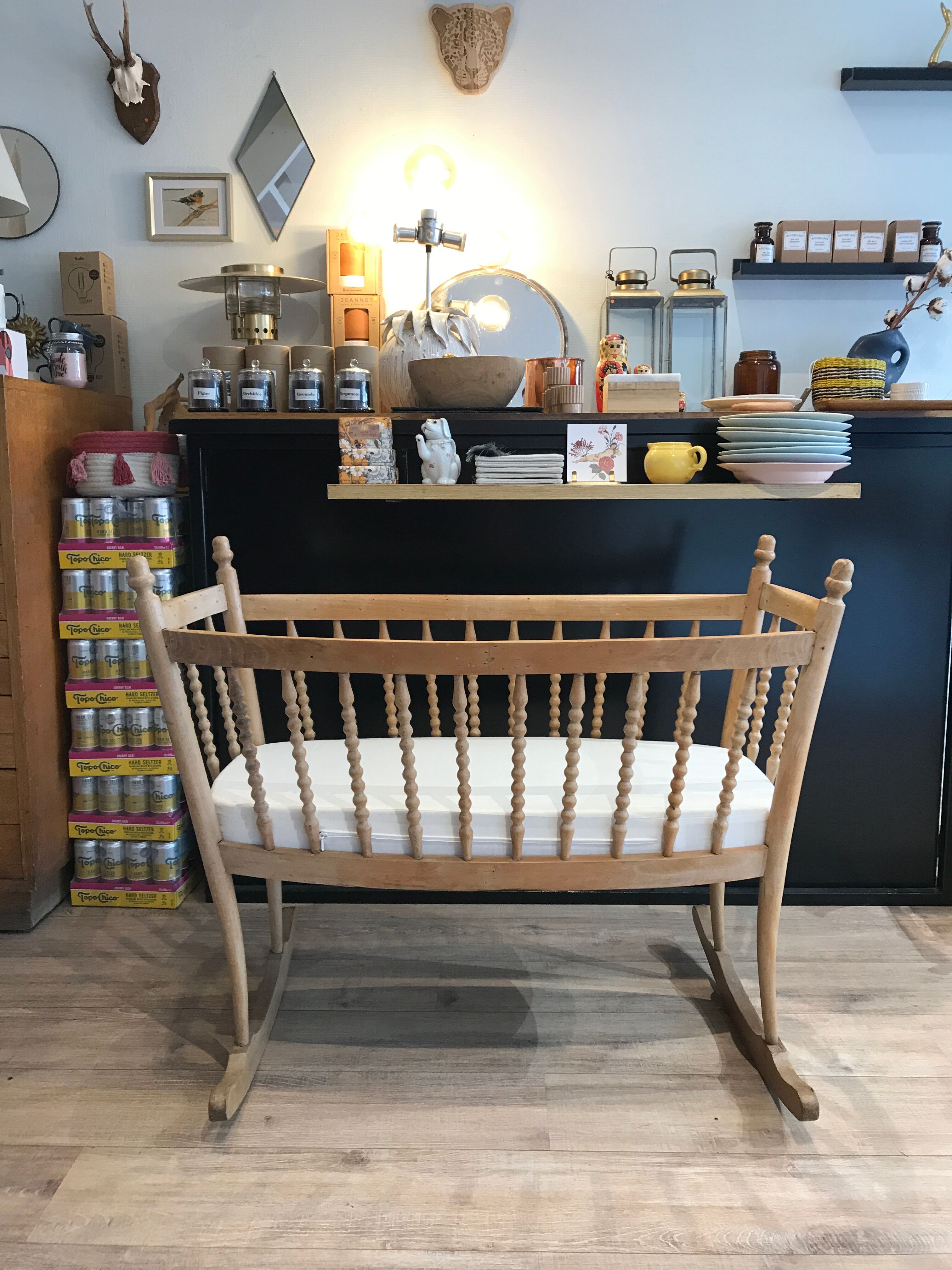 Crib in pearl wood crib