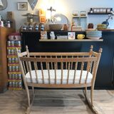 Crib in pearl wood crib