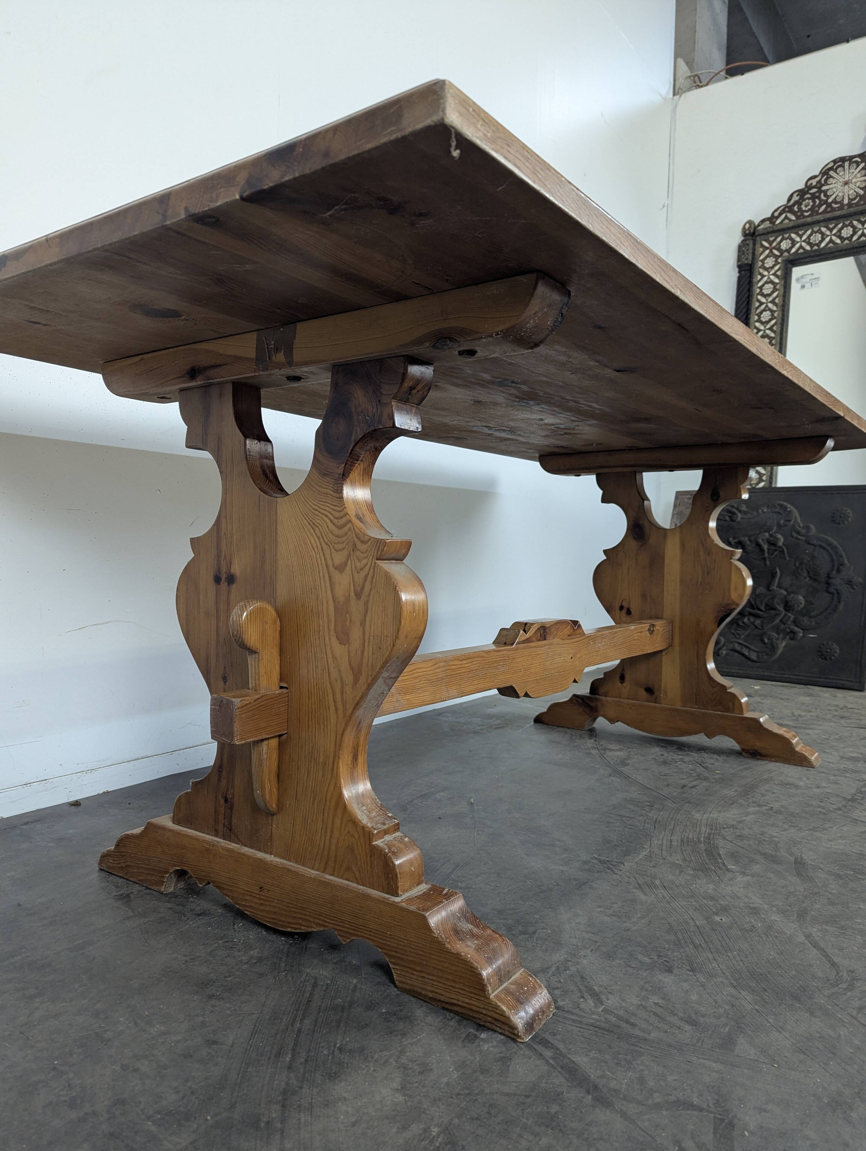 Grande table de ferme en pin à piètement en lyre
