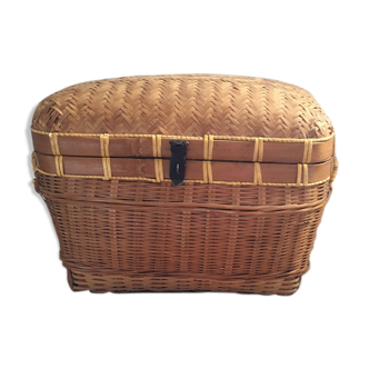 Small Asian trunk with honey color.