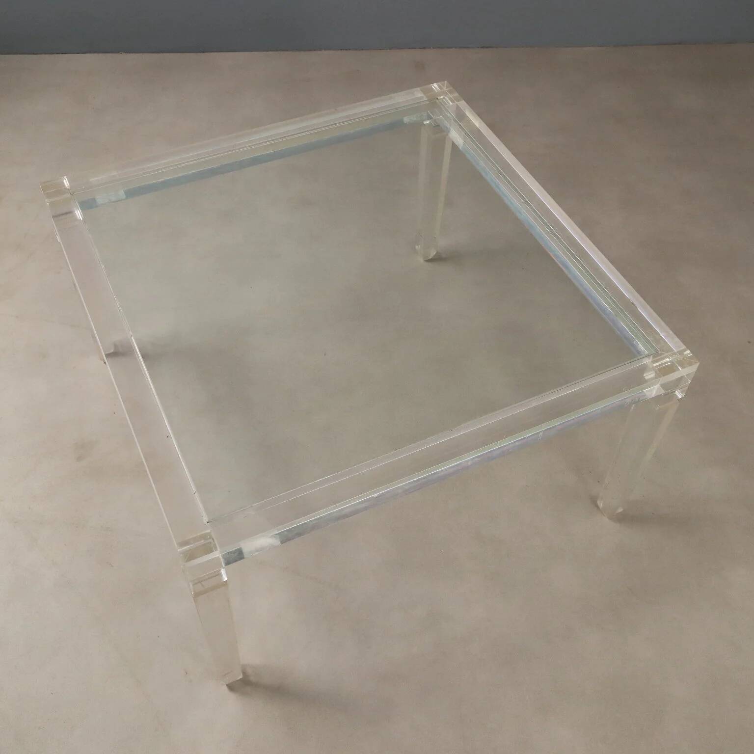 Table basse en plexiglas