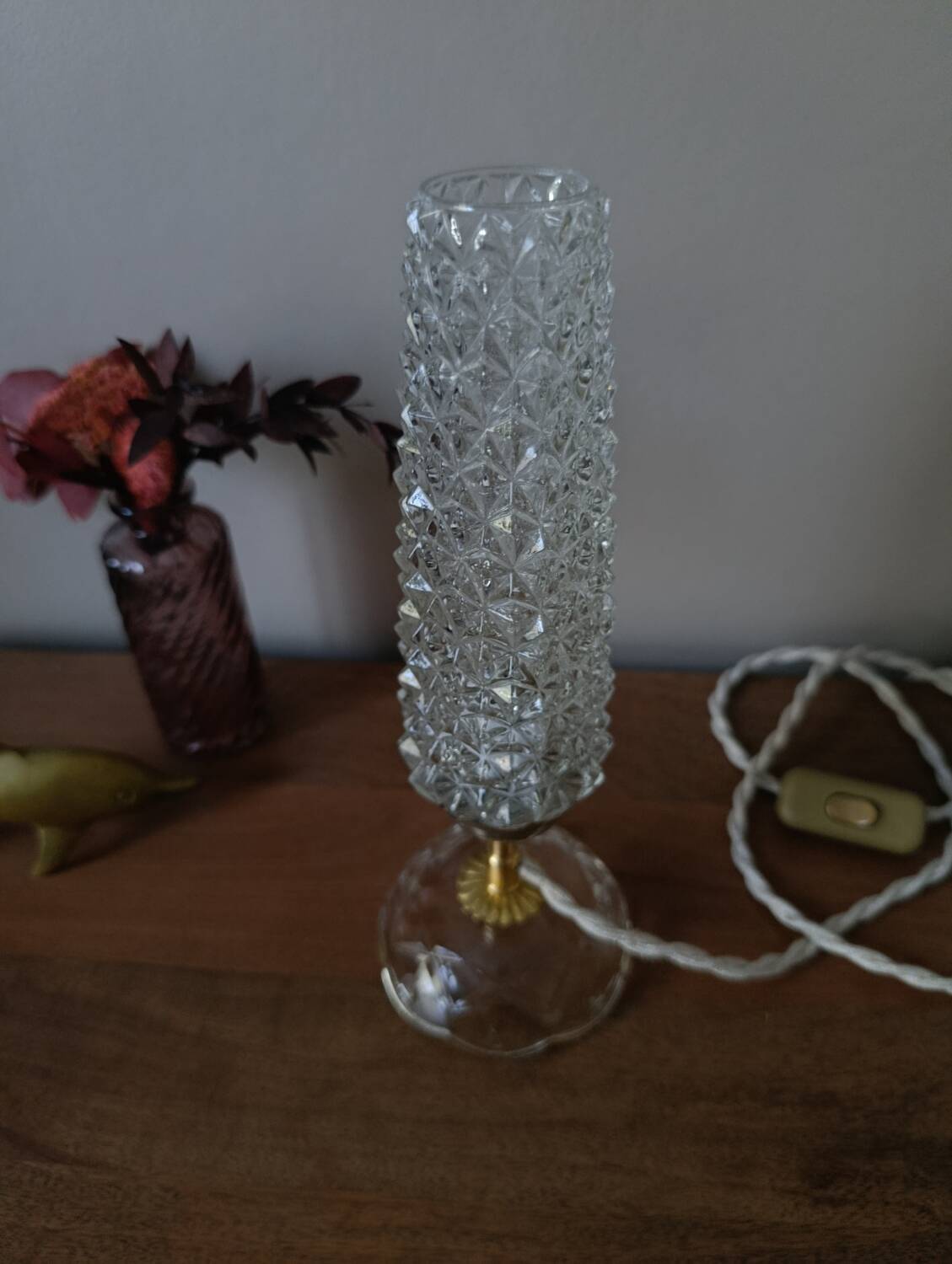 Retro chic bedside lamp with a diamond tip.