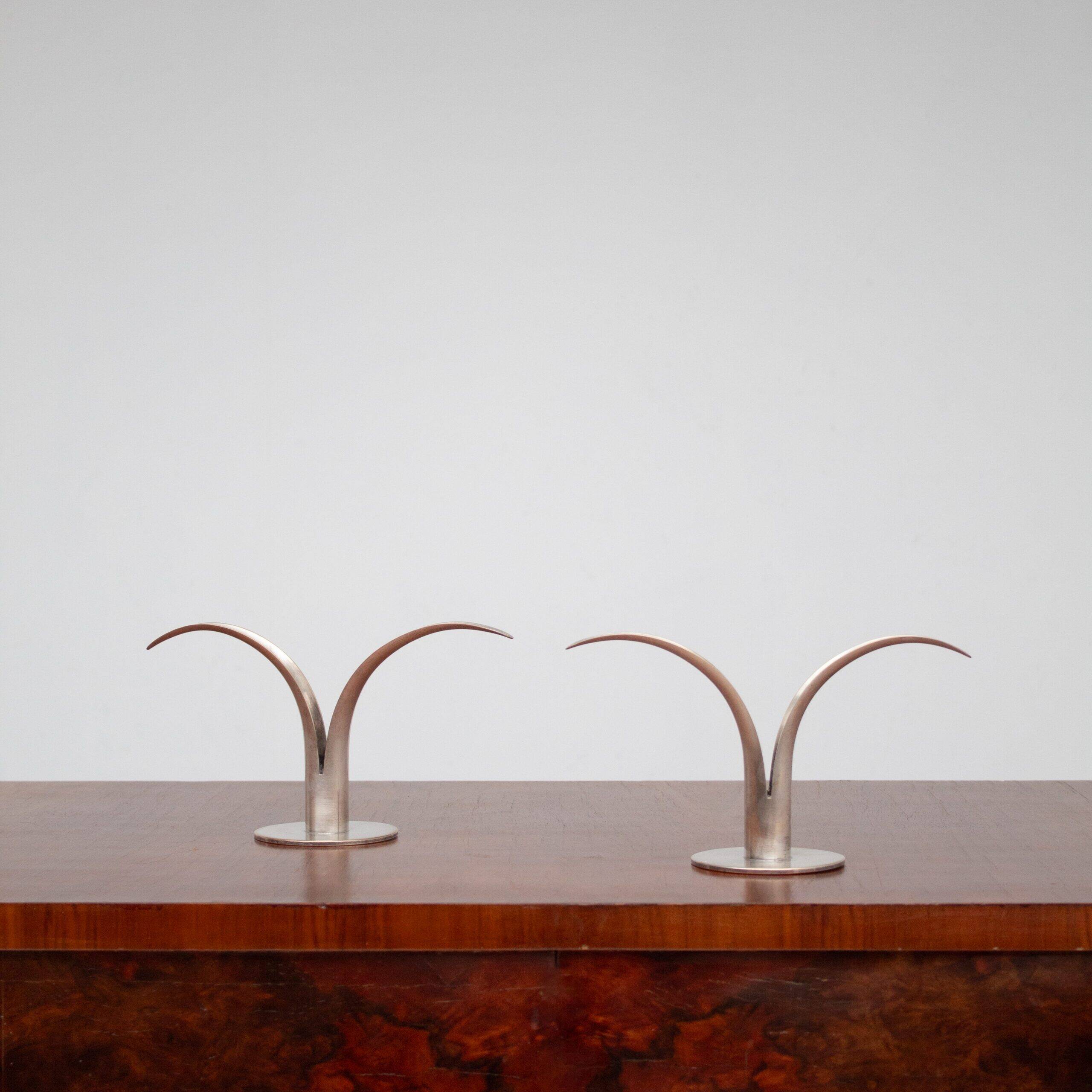 Ensemble de deux bougeoirs en métal argenté par Ystad-Metall, Suède.