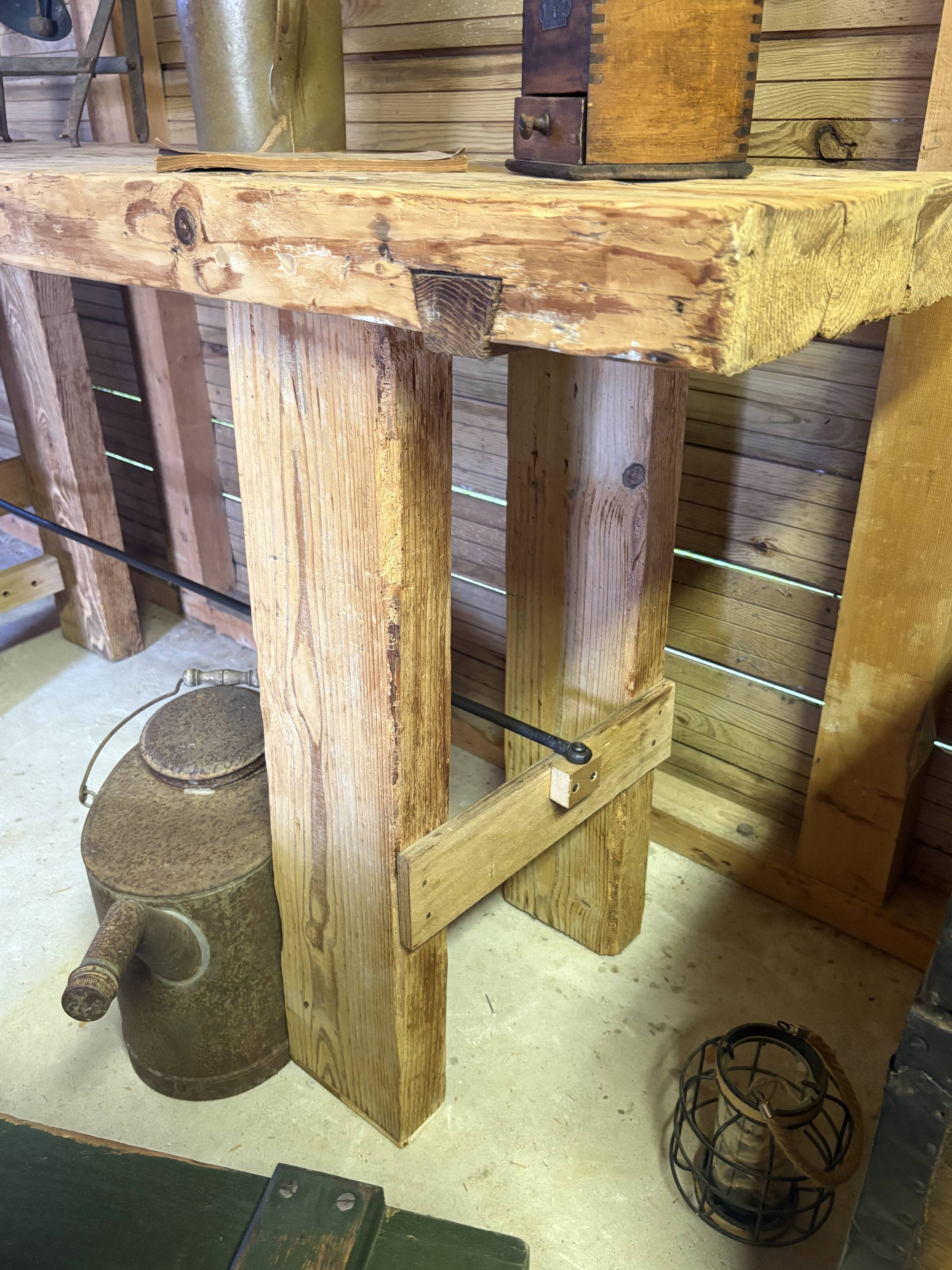 Établi ancien en bois massif avec étau – Authenticité & charme d’atelier