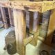 Établi ancien en bois massif avec étau – Authenticité & charme d’atelier