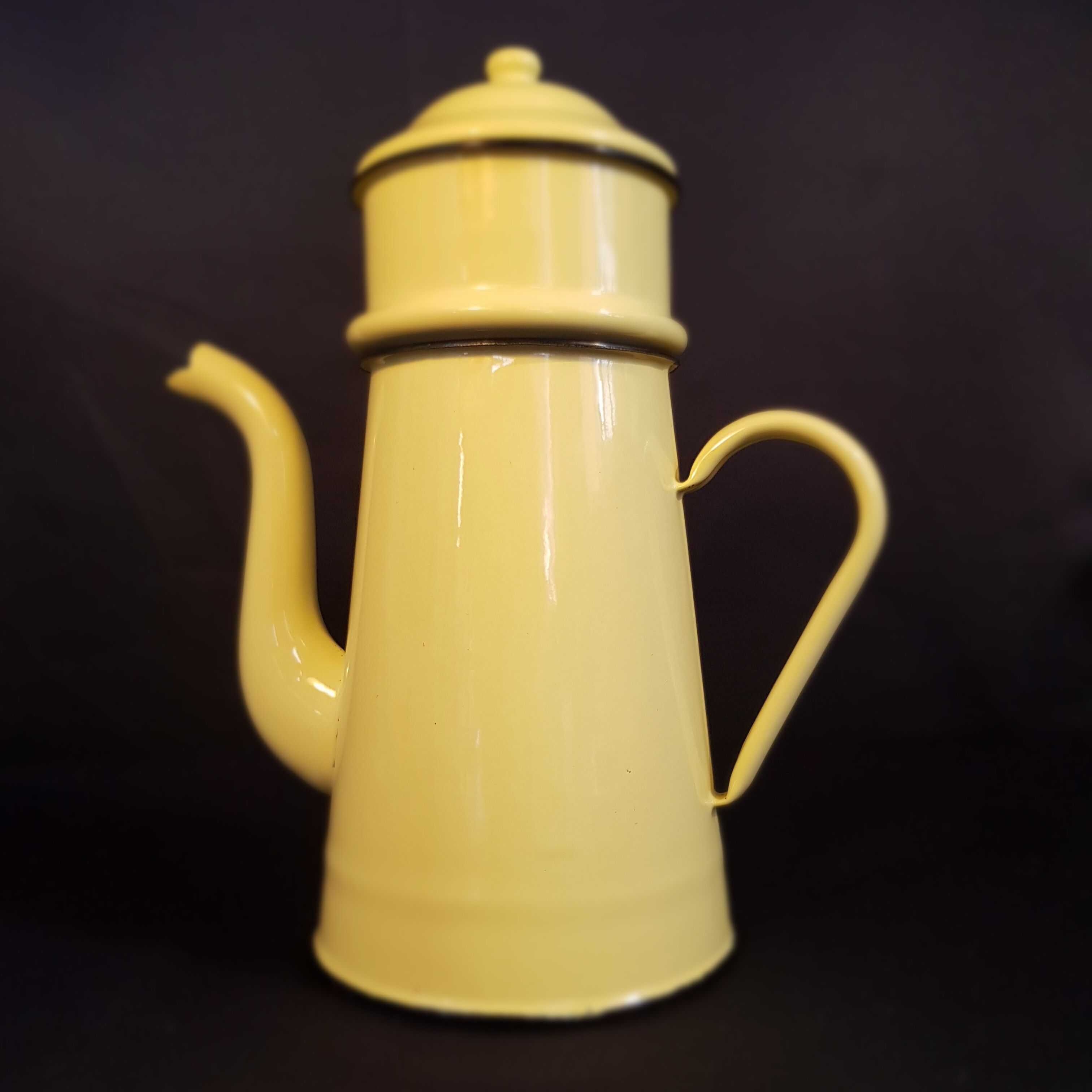 Cafetière en tôle émaillée jaune