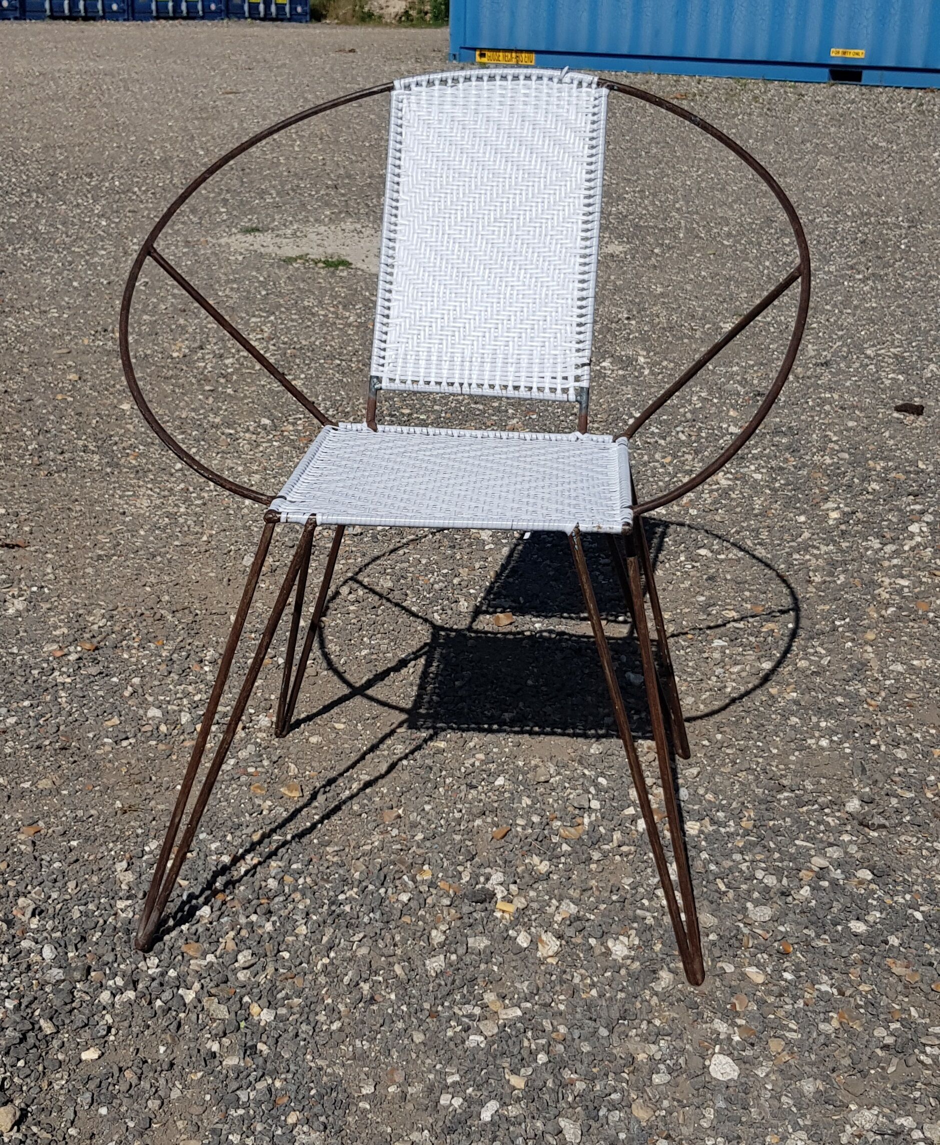 Fauteuil relax en métal noir et cannage plastique blanc