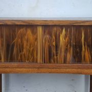 Une table en bois mobile et unique des années 1970