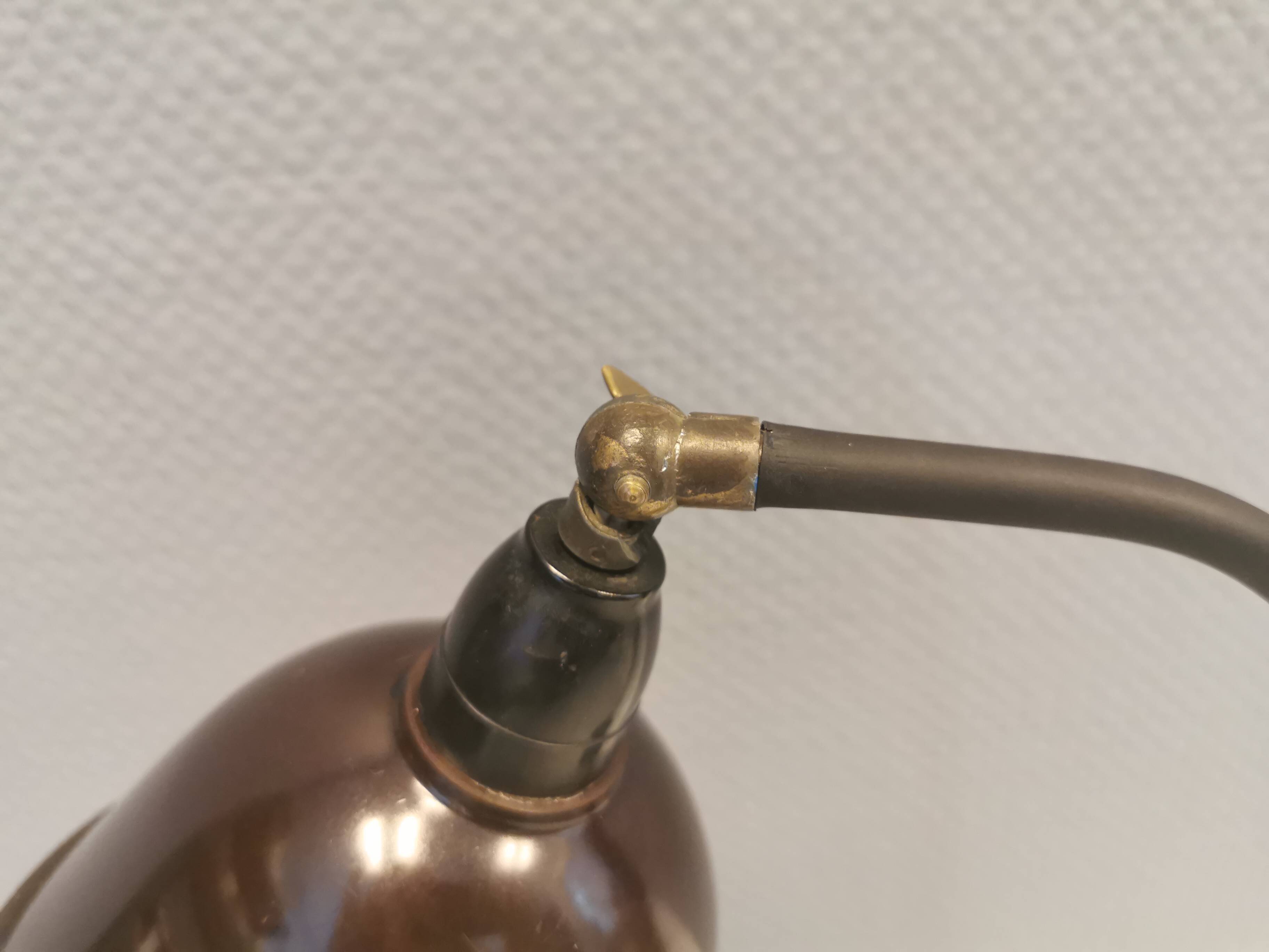 Lampe de table en bakélite et fonte, années 1950
