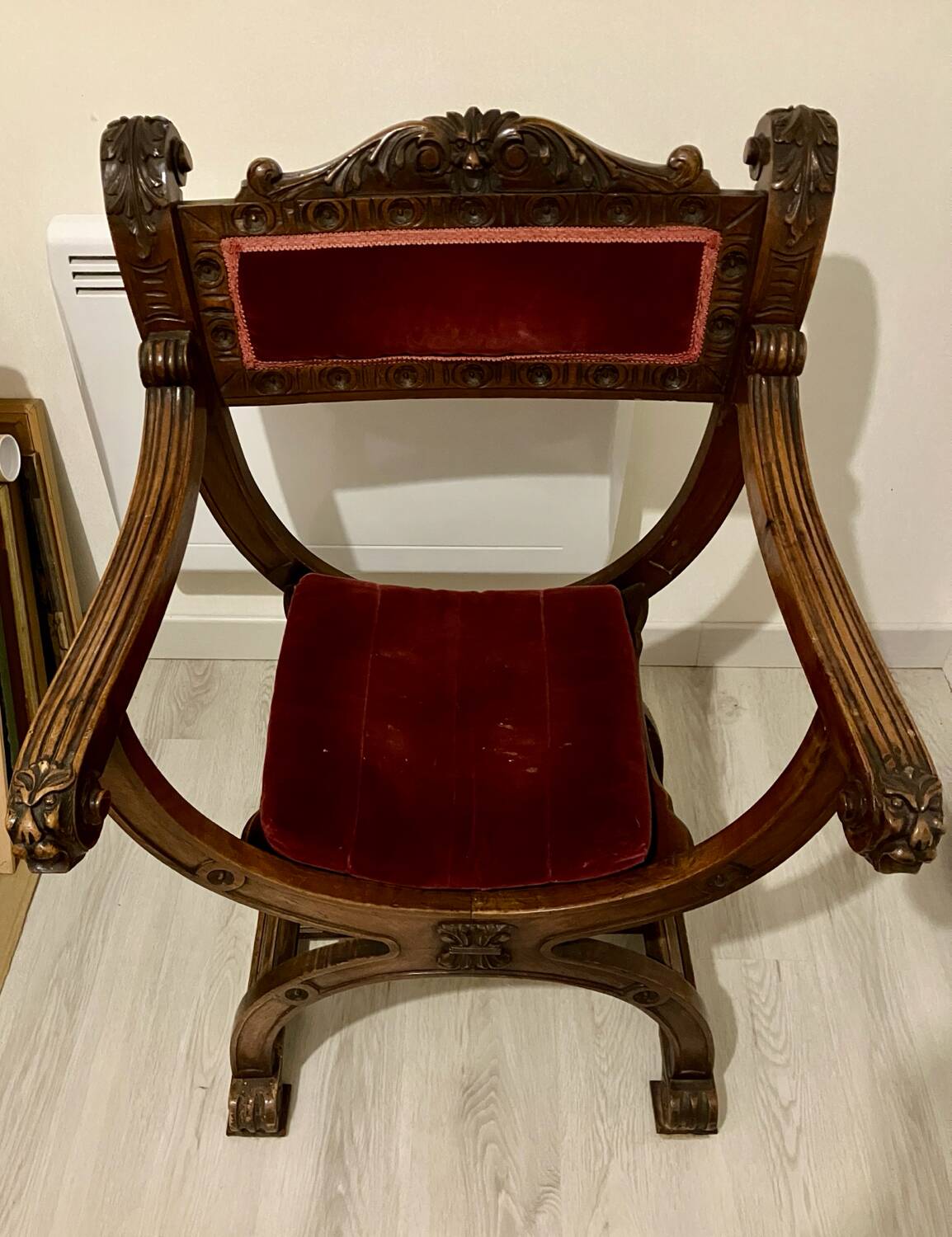 Renaissance-style Dagobert armchair in wood