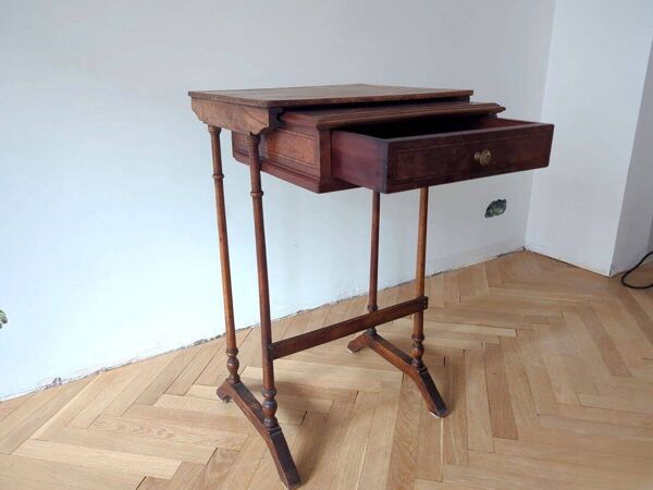 Petite table travailleuse ancienne en loupe d’orme – bois massif – tiroir