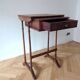 Petite table travailleuse ancienne en loupe d’orme – bois massif – tiroir