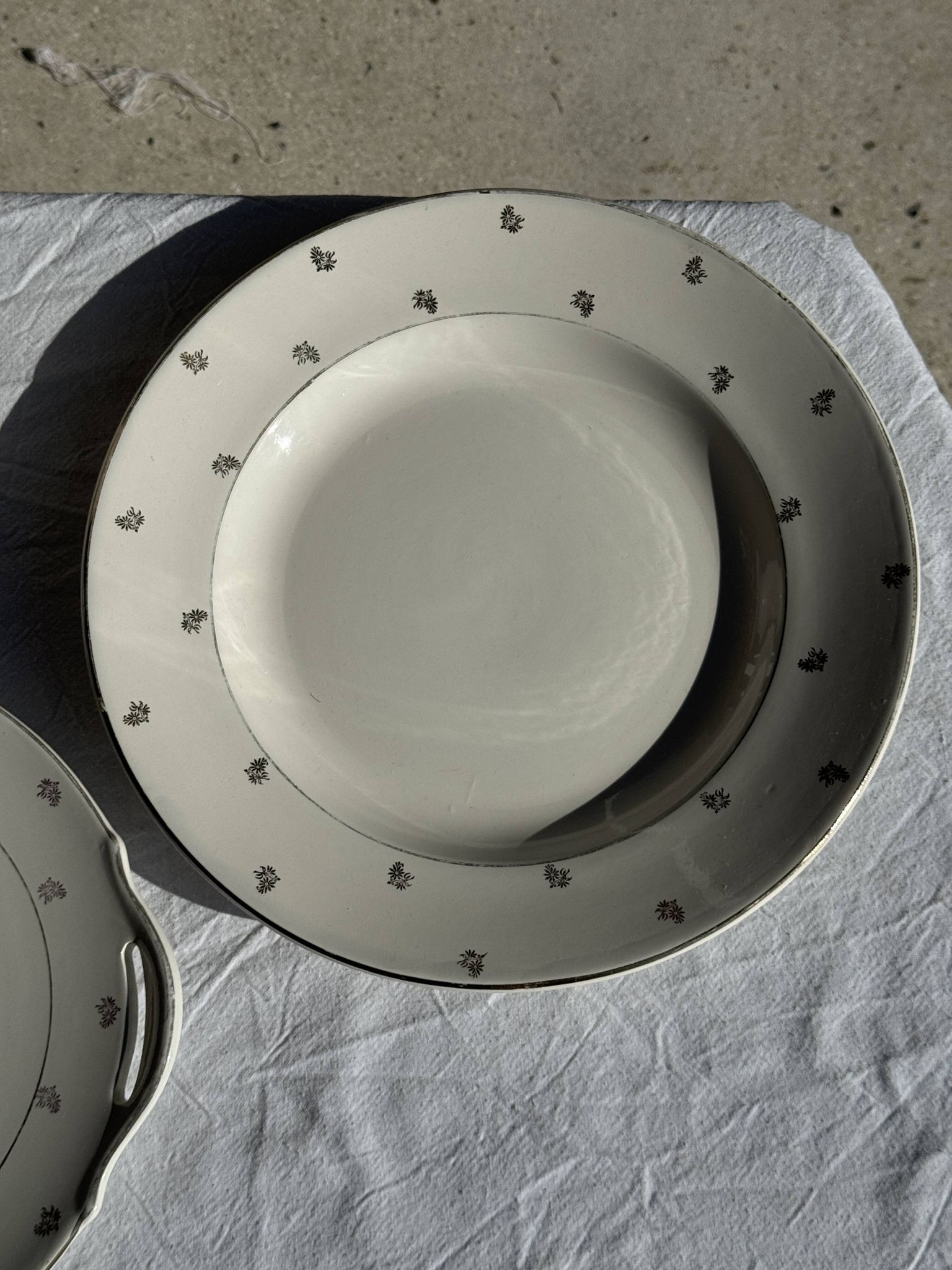 Plat circulaire modèle Nico doré Digoin Sarreguemines D30,5