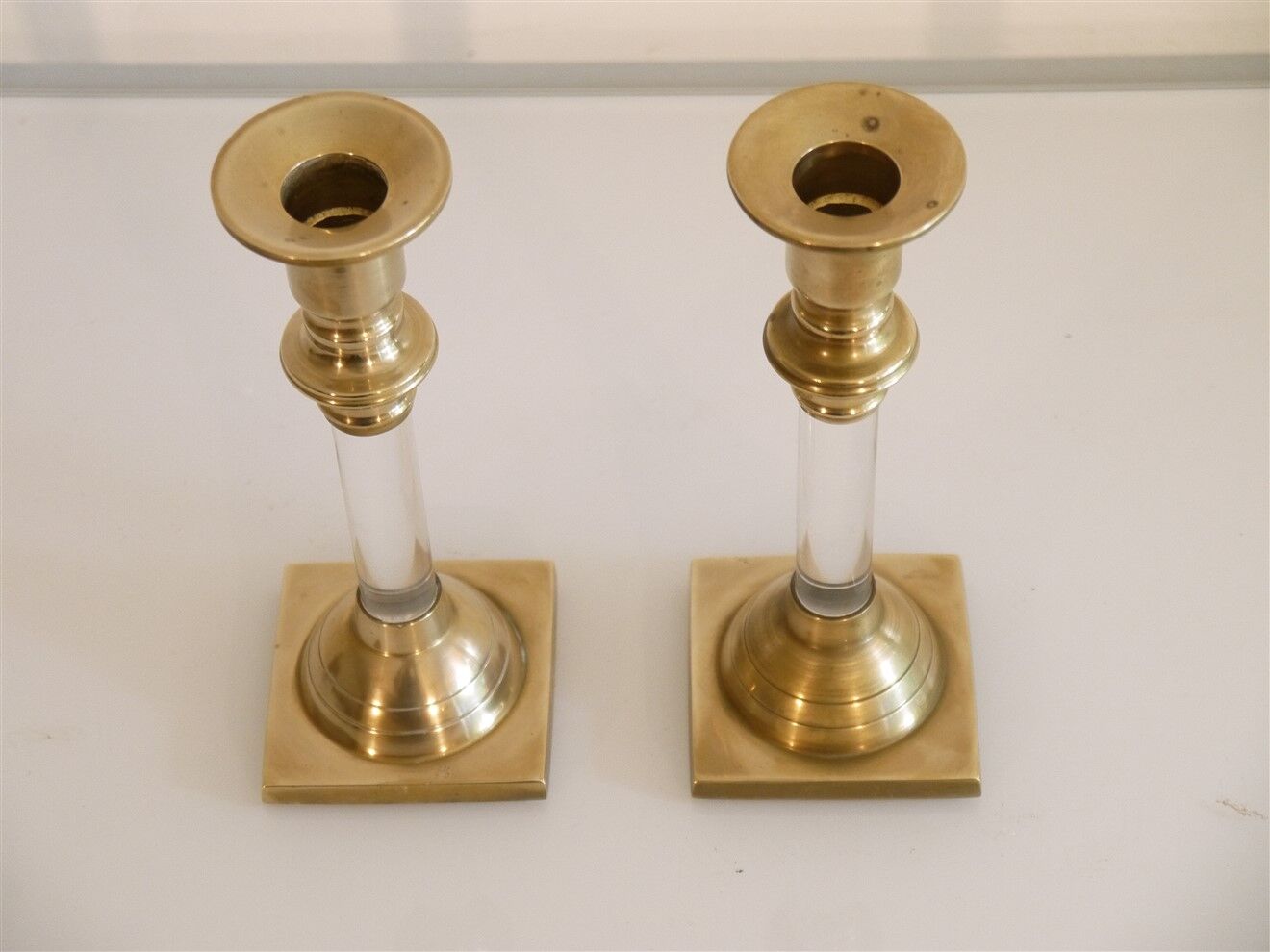 Paire de bougeoirs vintage en plexiglas et laiton 1960