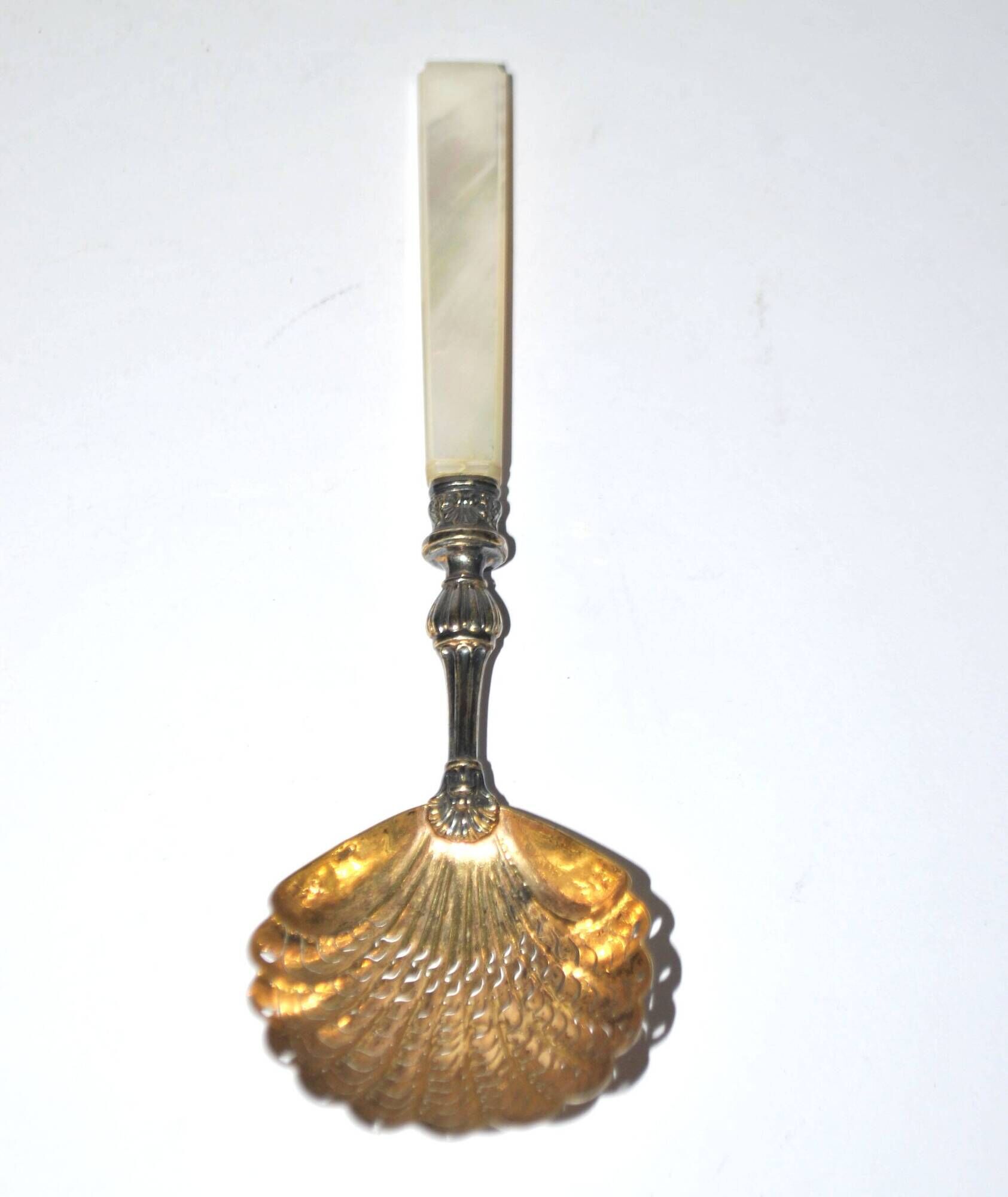 Empire sprinkling spoon in gilded silver vermeil and mother-of-pearl, 19th century.