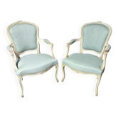 Paire de fauteuils style Louis XV en bois patiné, tissu bleu clair