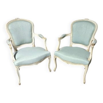 Paire de fauteuils style Louis XV en bois patiné, tissu bleu clair