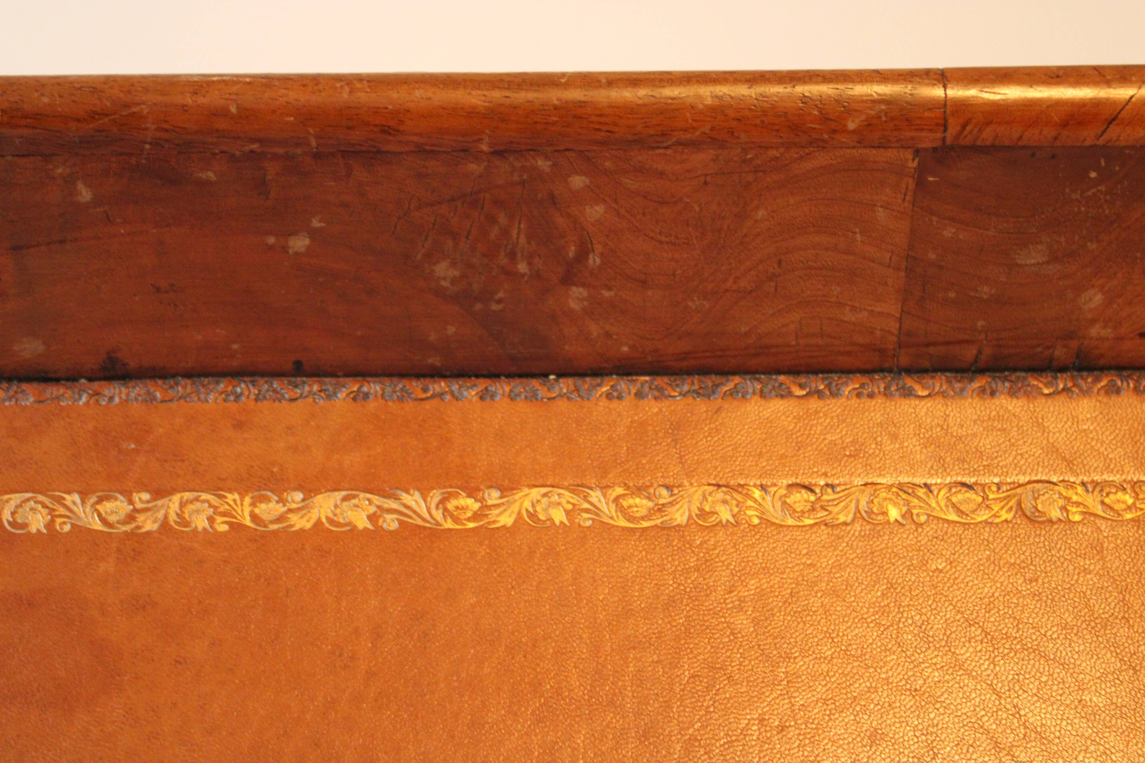 Pedestal table in wood and havana coloured leather tray