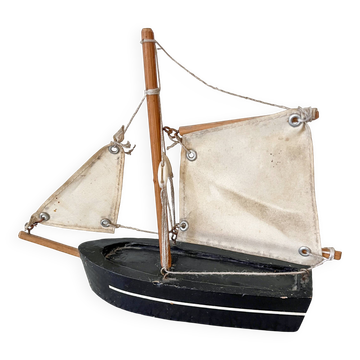 Petite barque voilier de bassin , jouet ancien