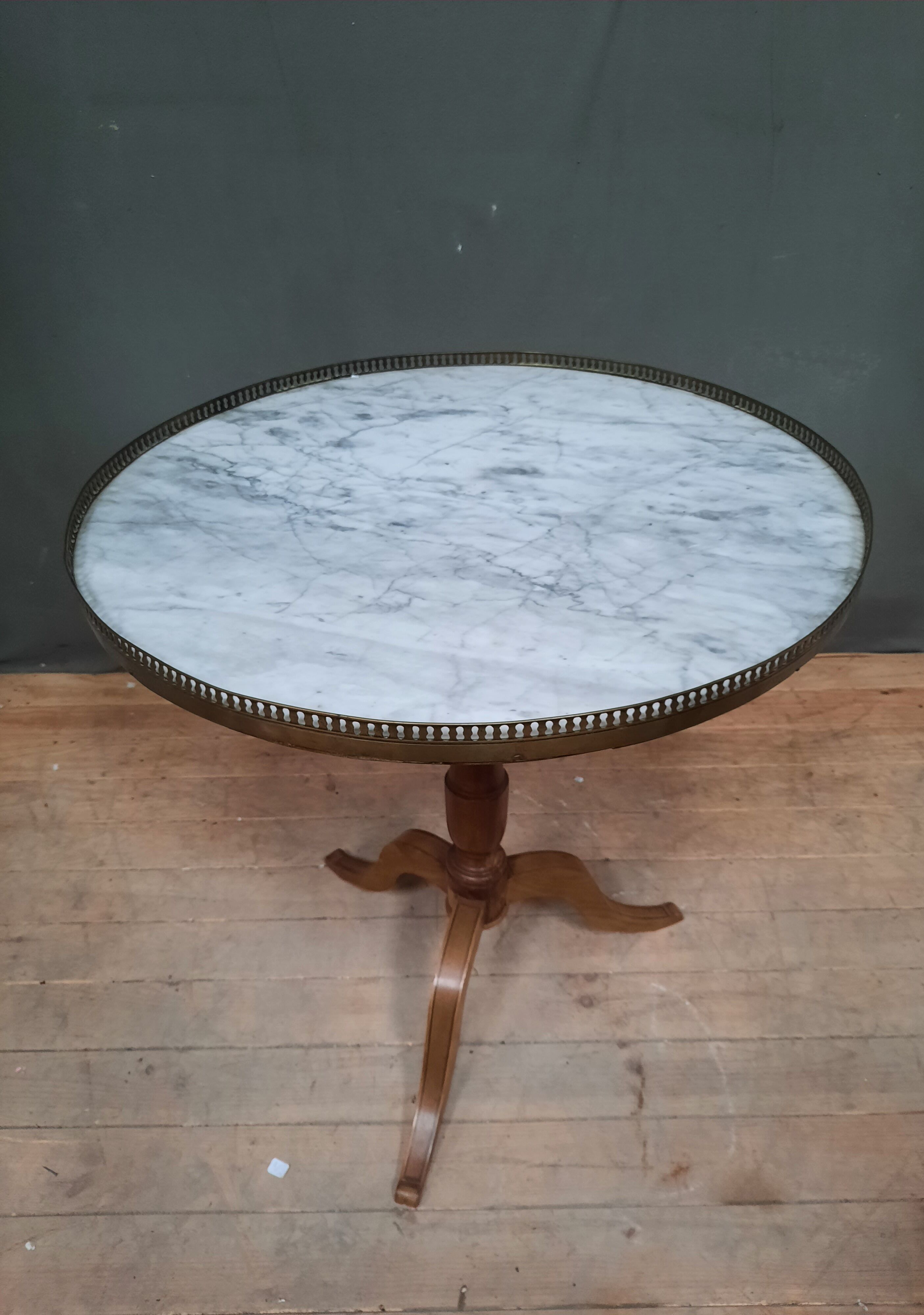 Gueridon dessu marble