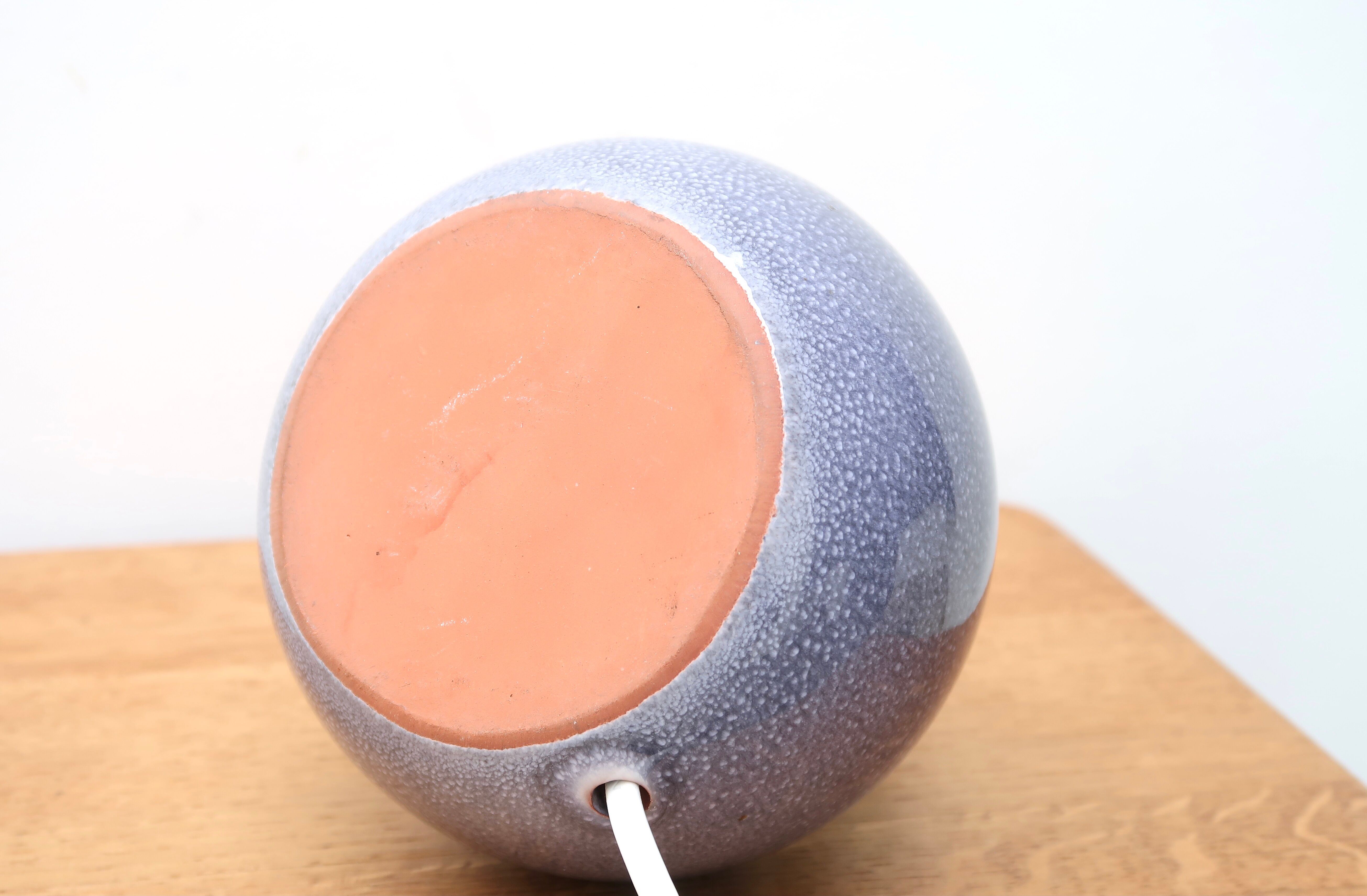 Lampe bleue en céramique, abat jour en raphia, années 70