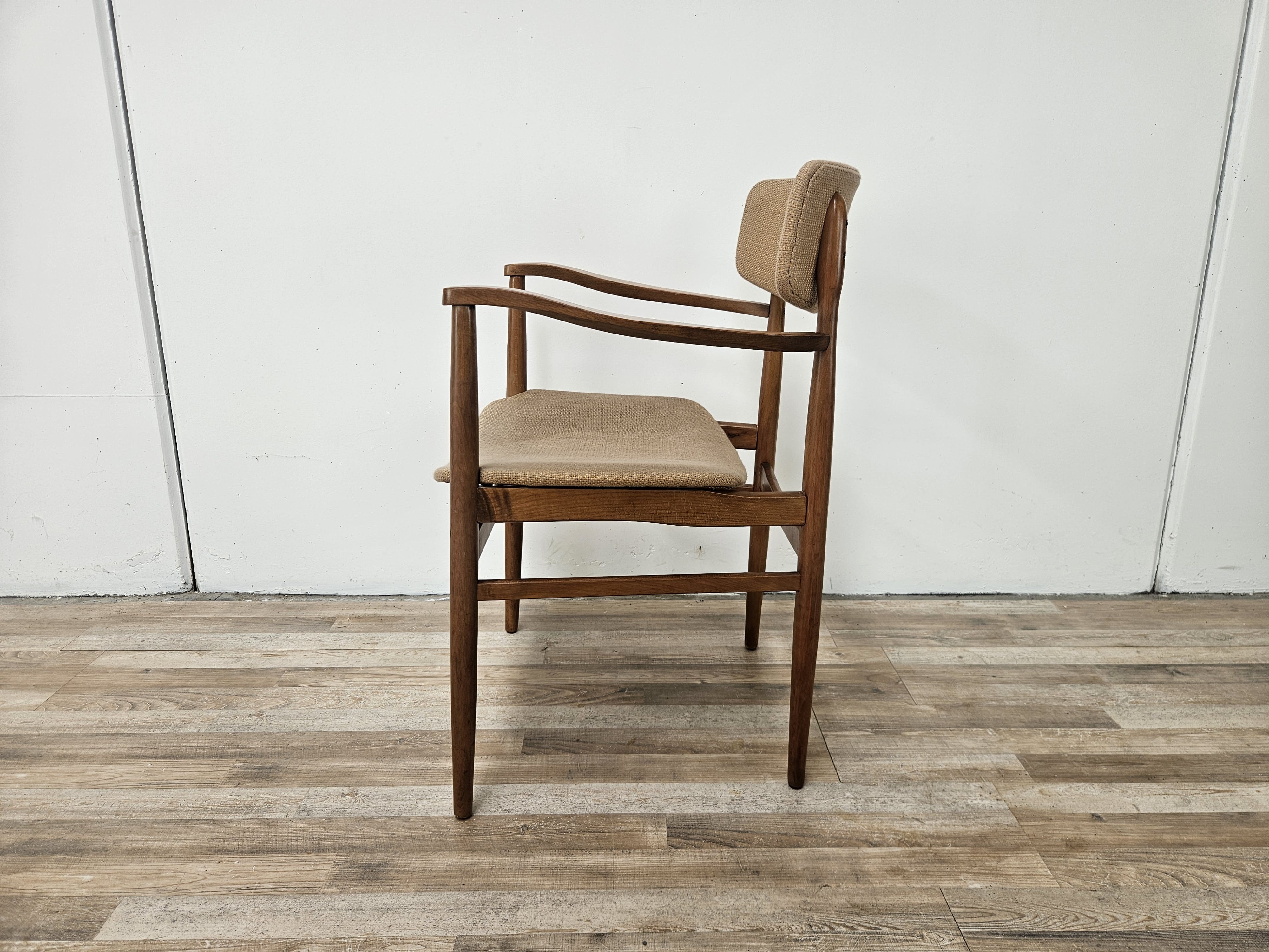 Fauteuil suédois en bois et tissu marron