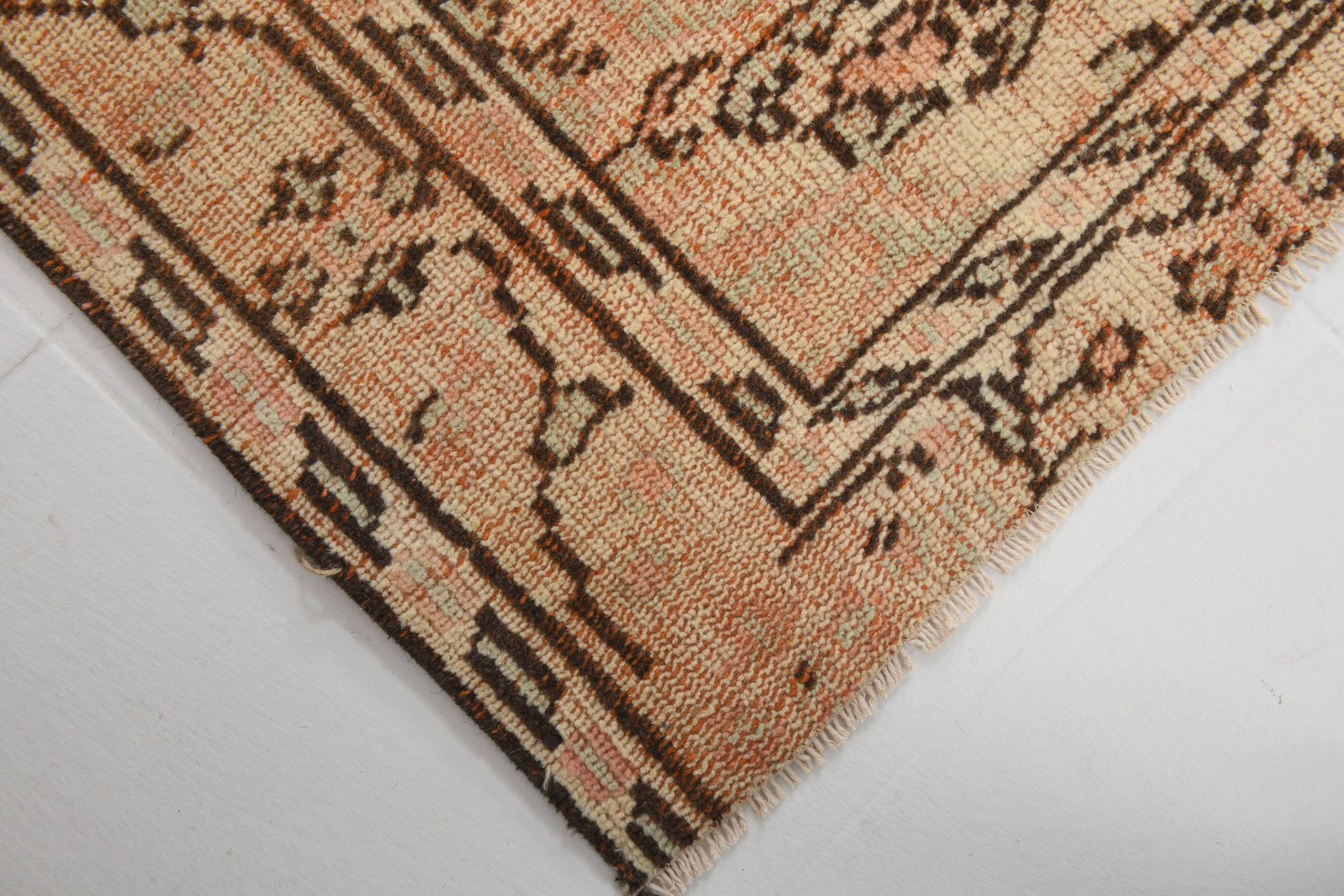 Tapis vintage rose poudré fait main en laine, style oriental doux