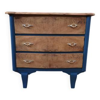 Wooden chest of drawers