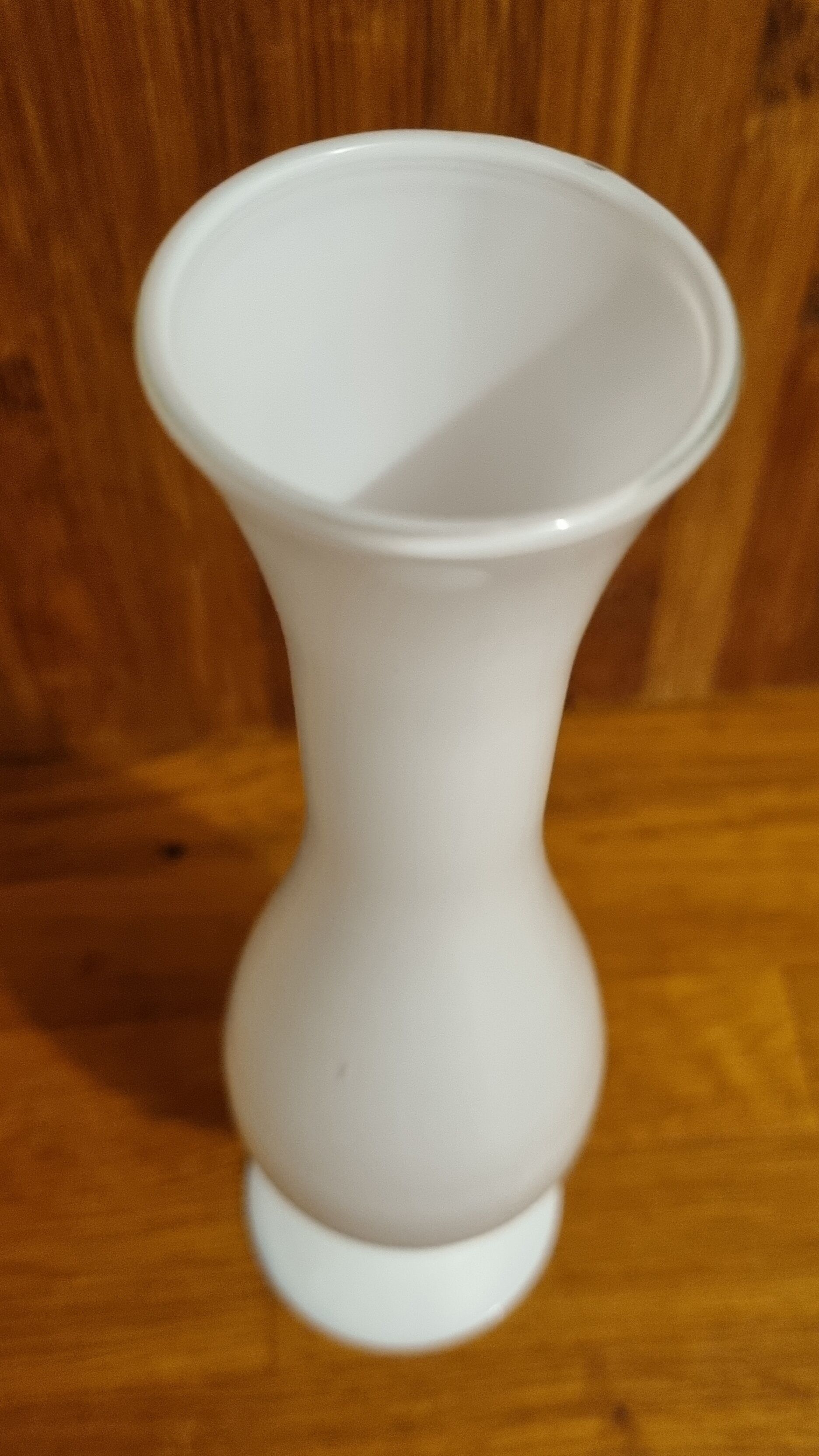 Vase soliflore en opaline blanche