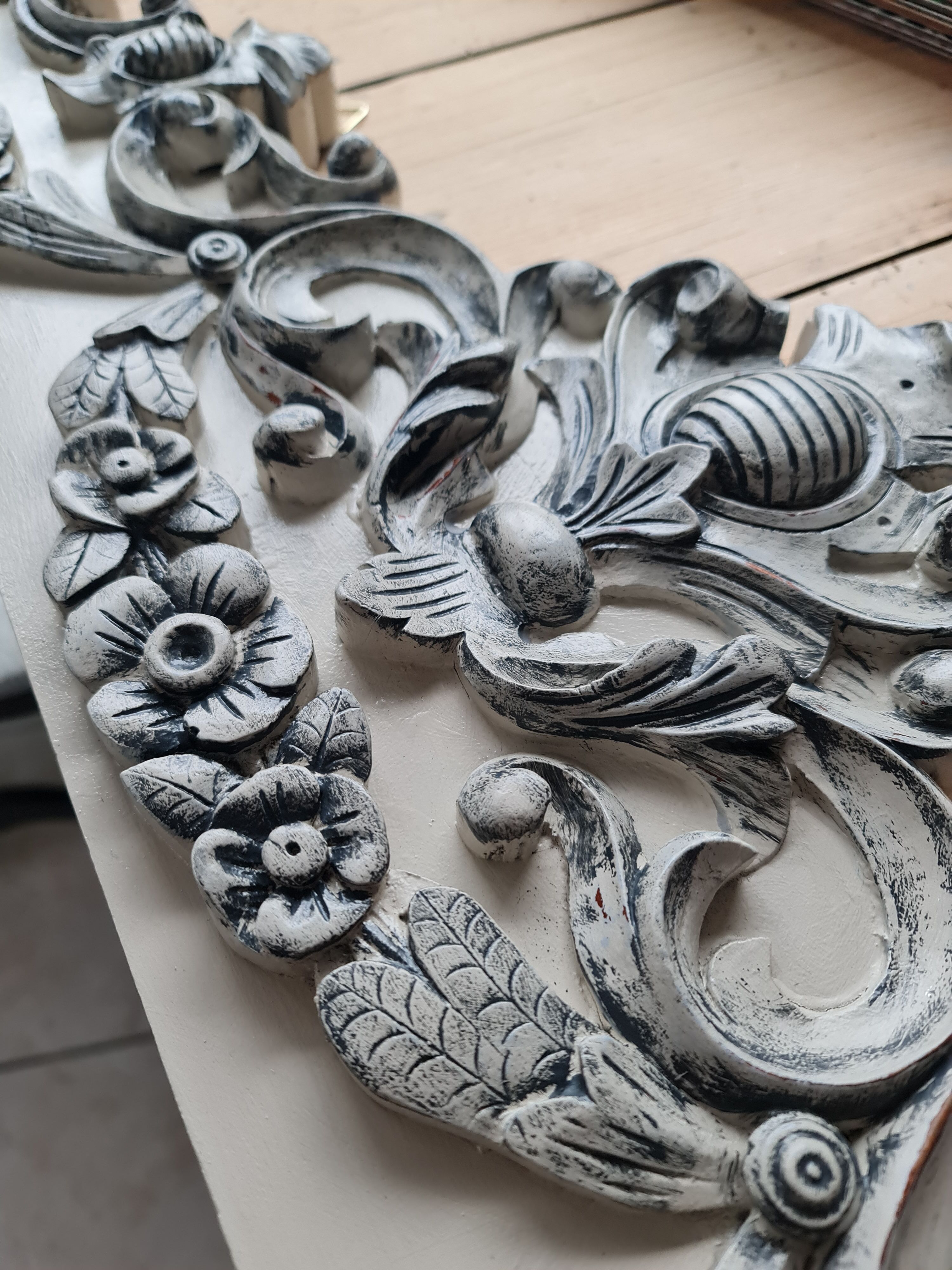 Carbon patina linen-colored furniture fronts