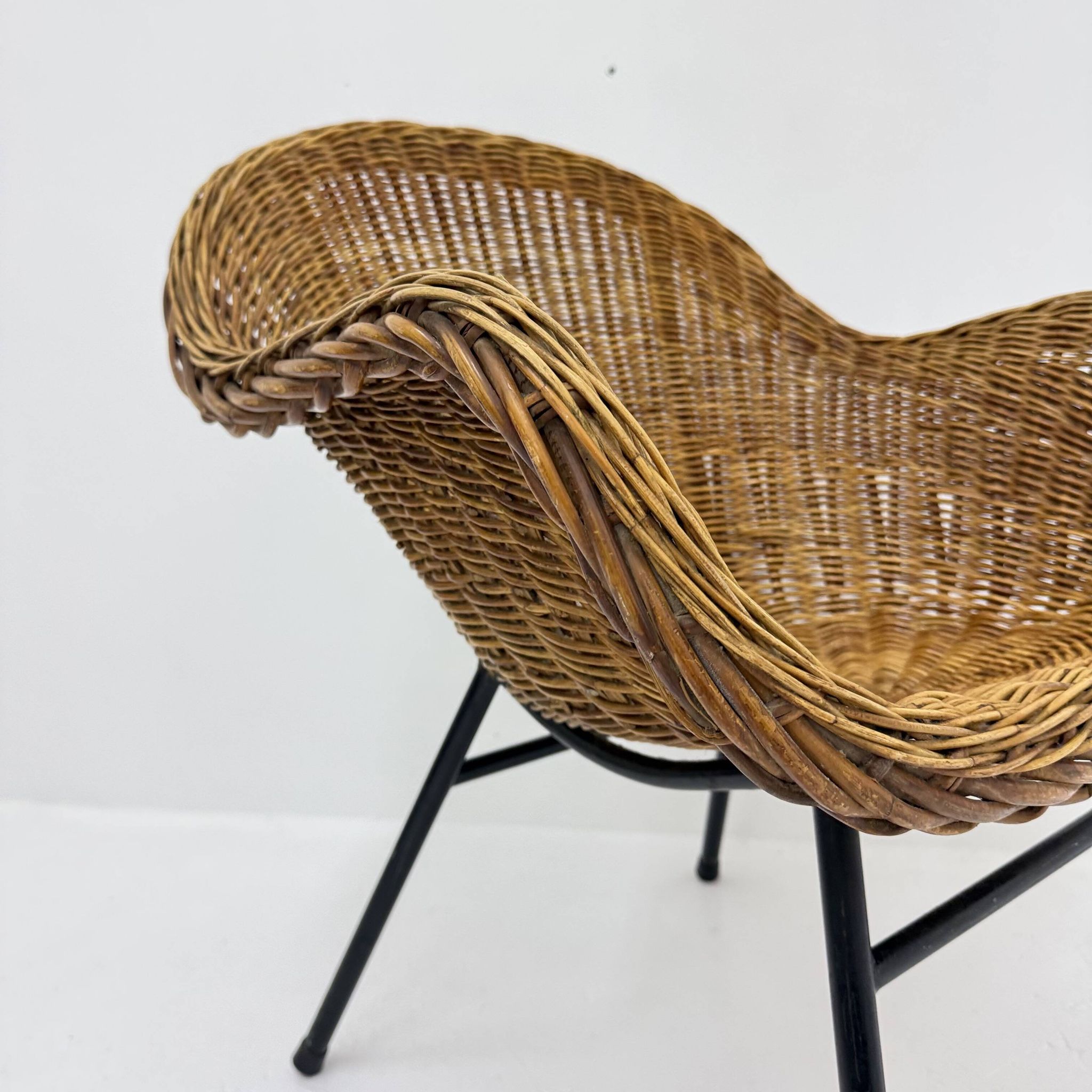 Chaise en osier de style mid-century, années 1950.