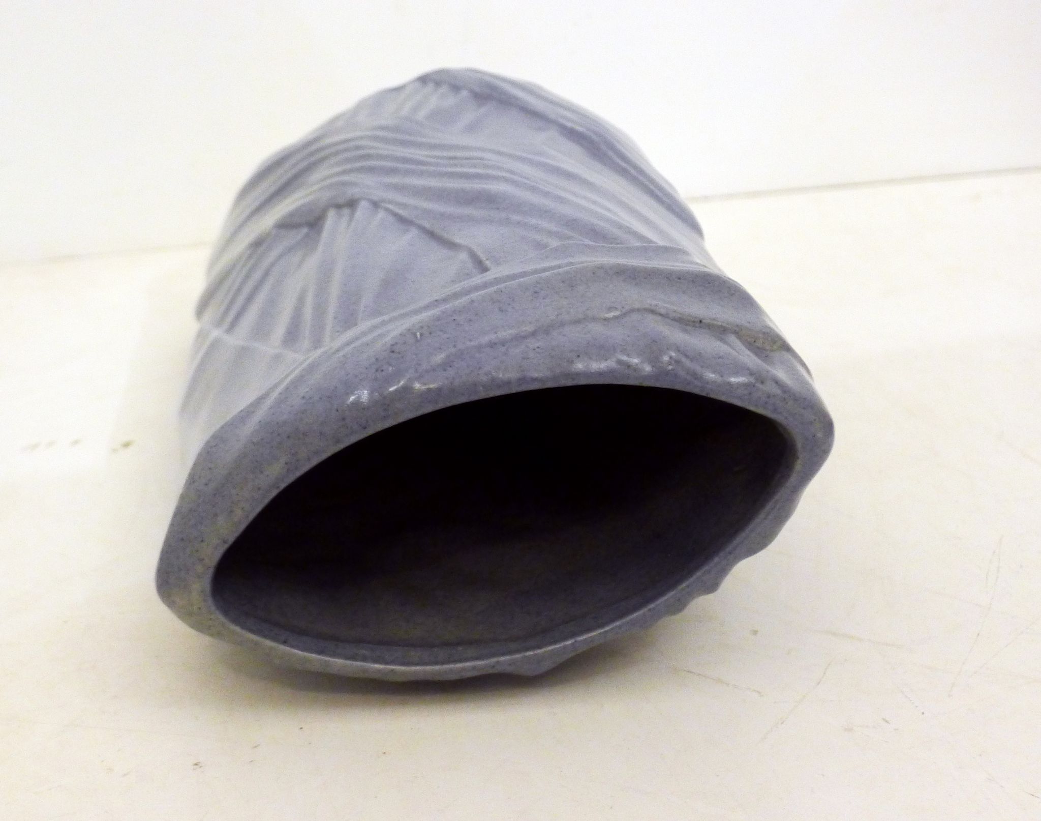 Vase mauve, rubans drapés en relief