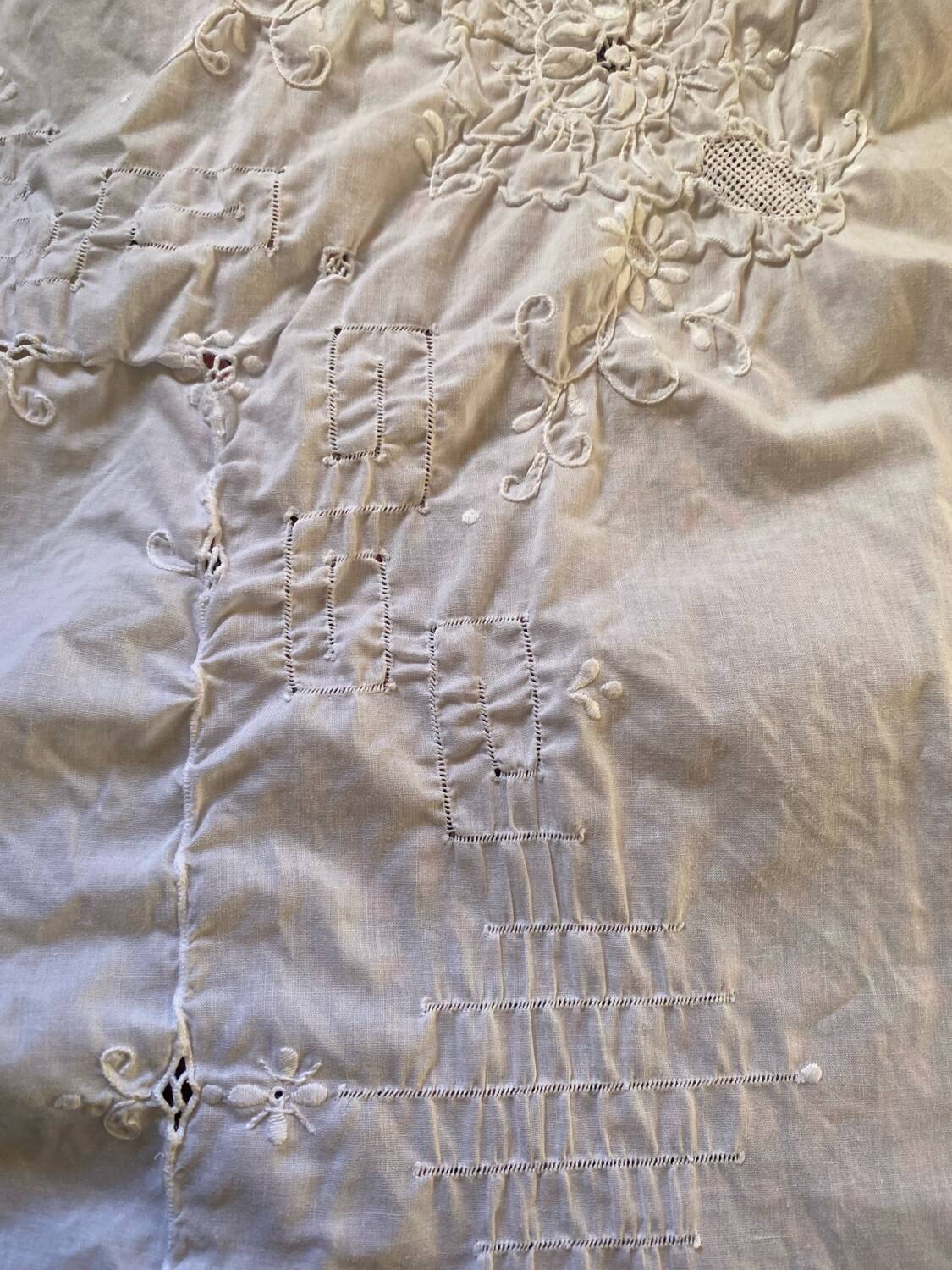 Nappe blanche en fin coton blanc brodé.