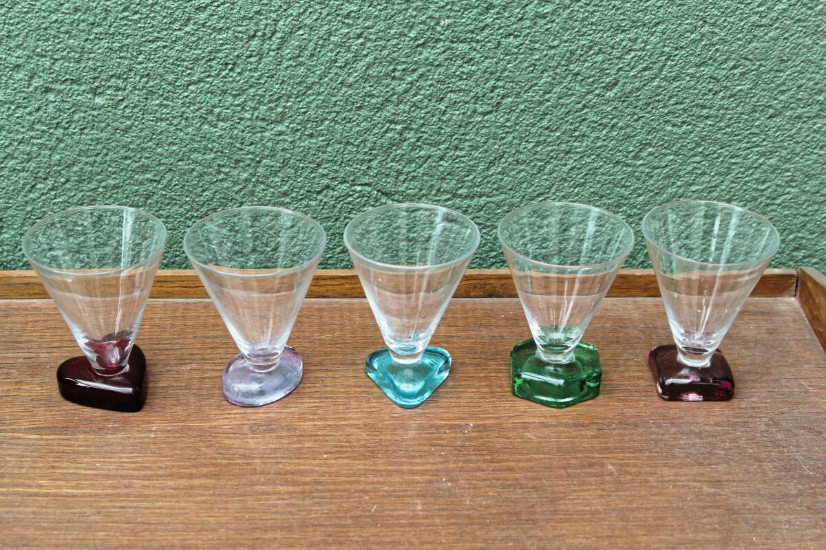 Set of 5 designer wine glasses, colored feet
