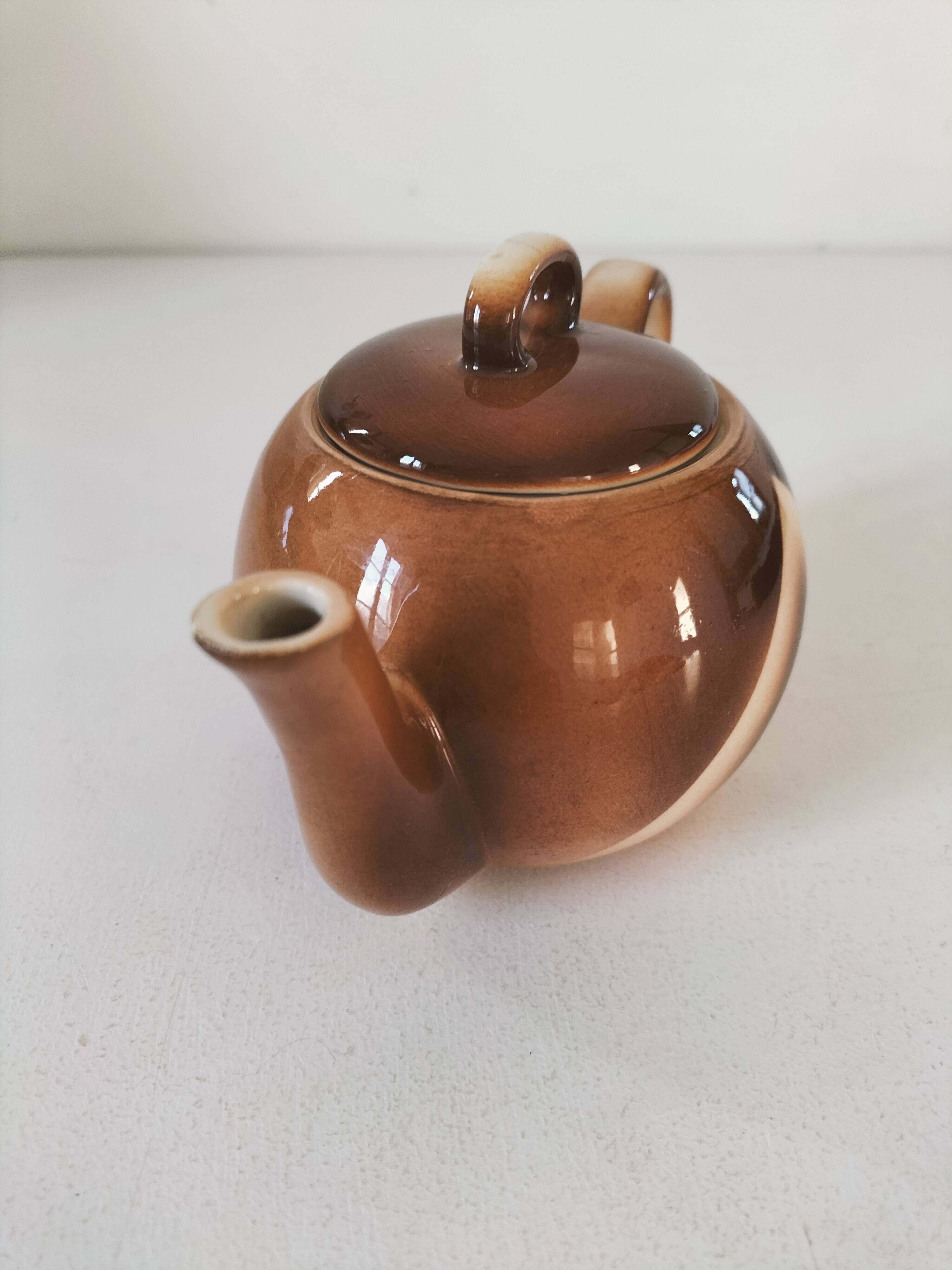 Small graphic selfish teapot in gradient brown – 70s