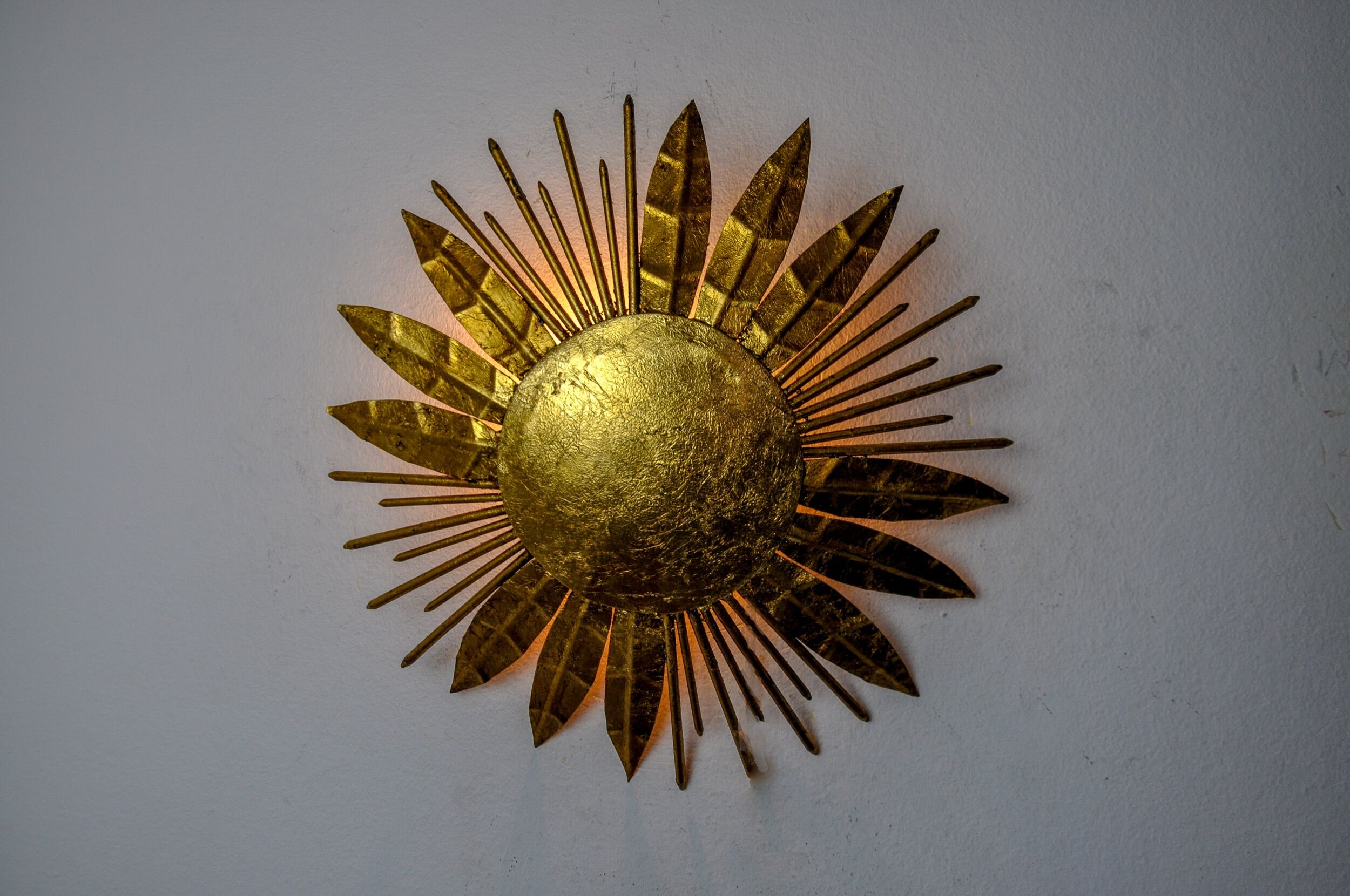 Brutalist sun floral wall lamp, gold leaf gilded metal, Italy, 1970
