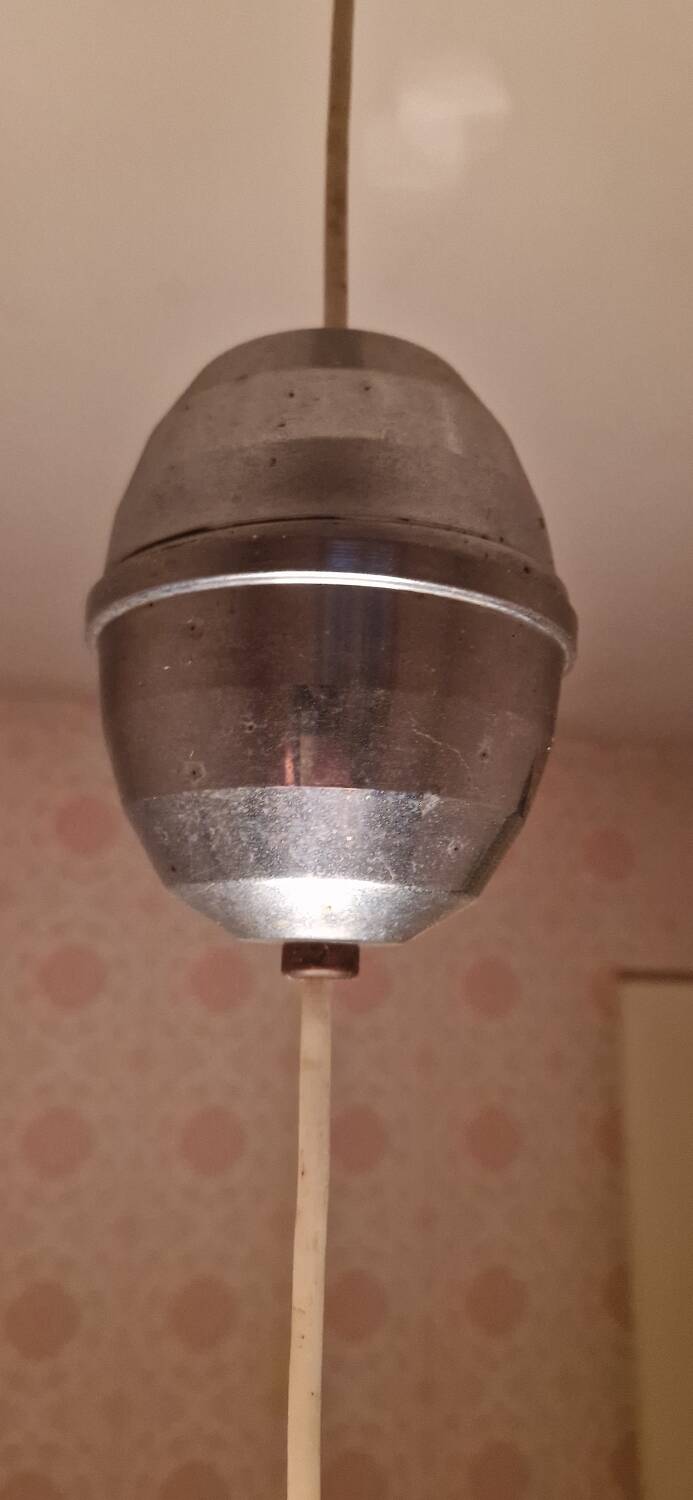 Chandelier rises and falls