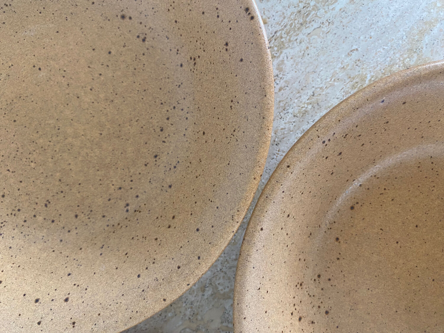 4 hollow plates in speckled stoneware